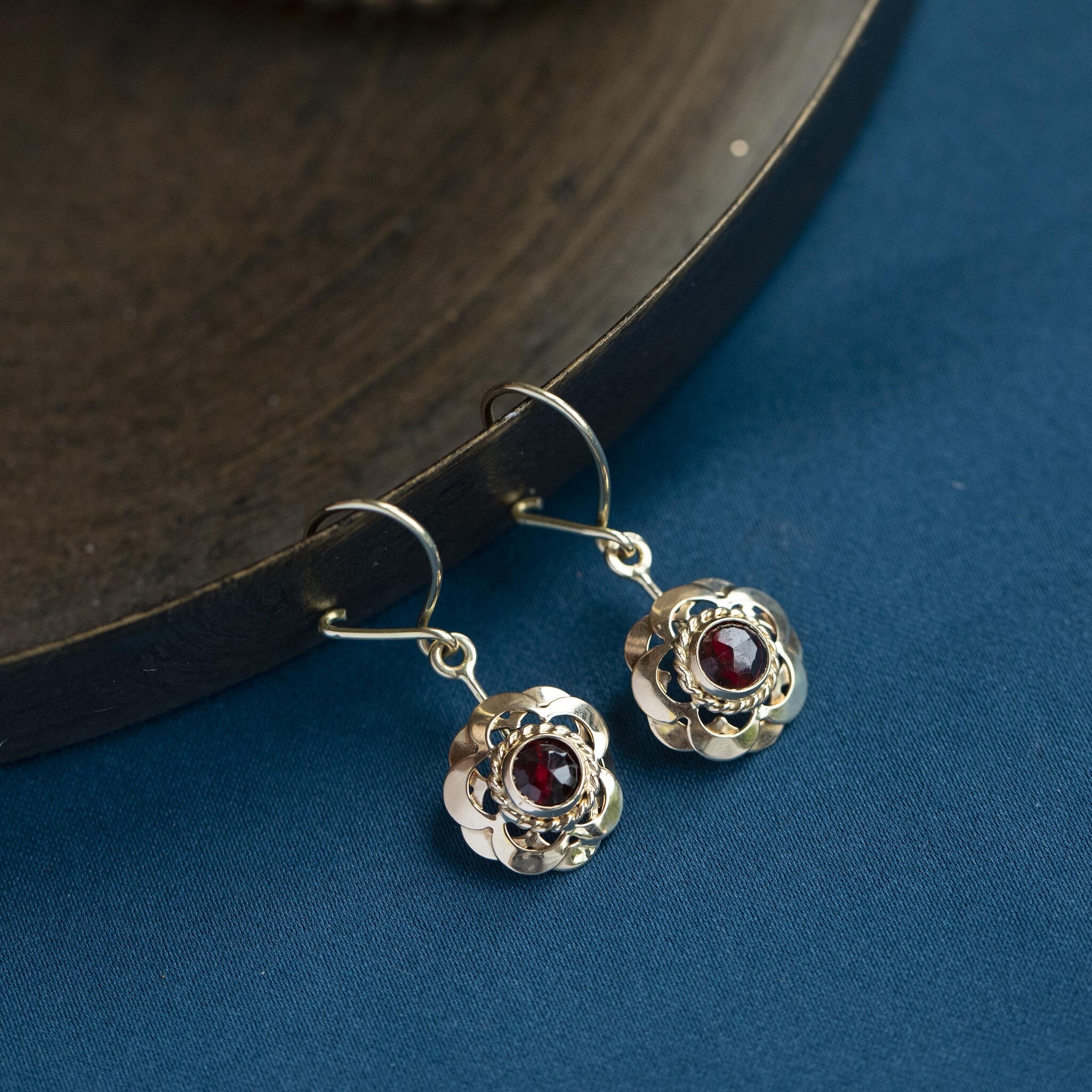 Gold earrings with garnet, 14 kt