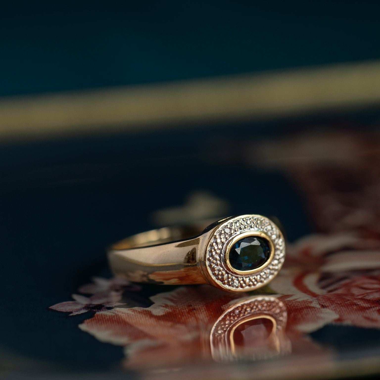 Gouden ring met diamant en saffier 18 krt