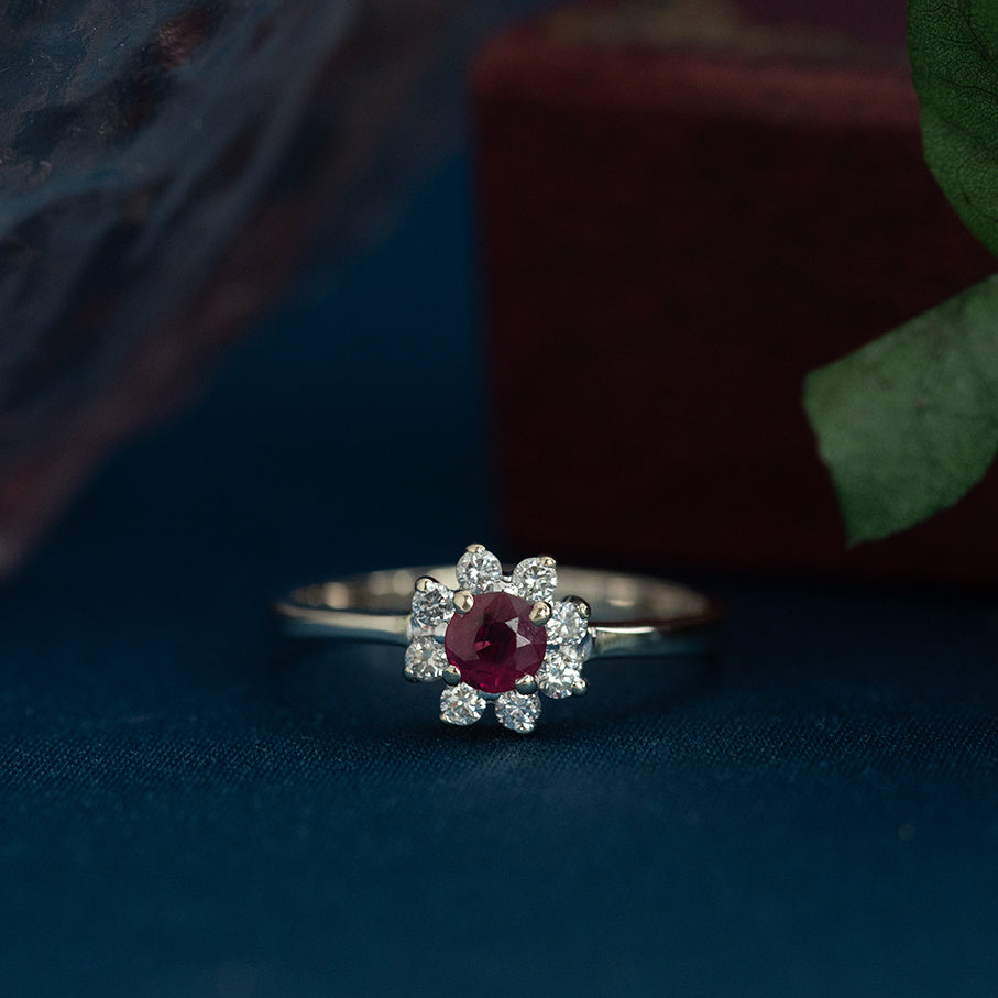 18 kt white gold vintage entourage ring with ruby and diamond