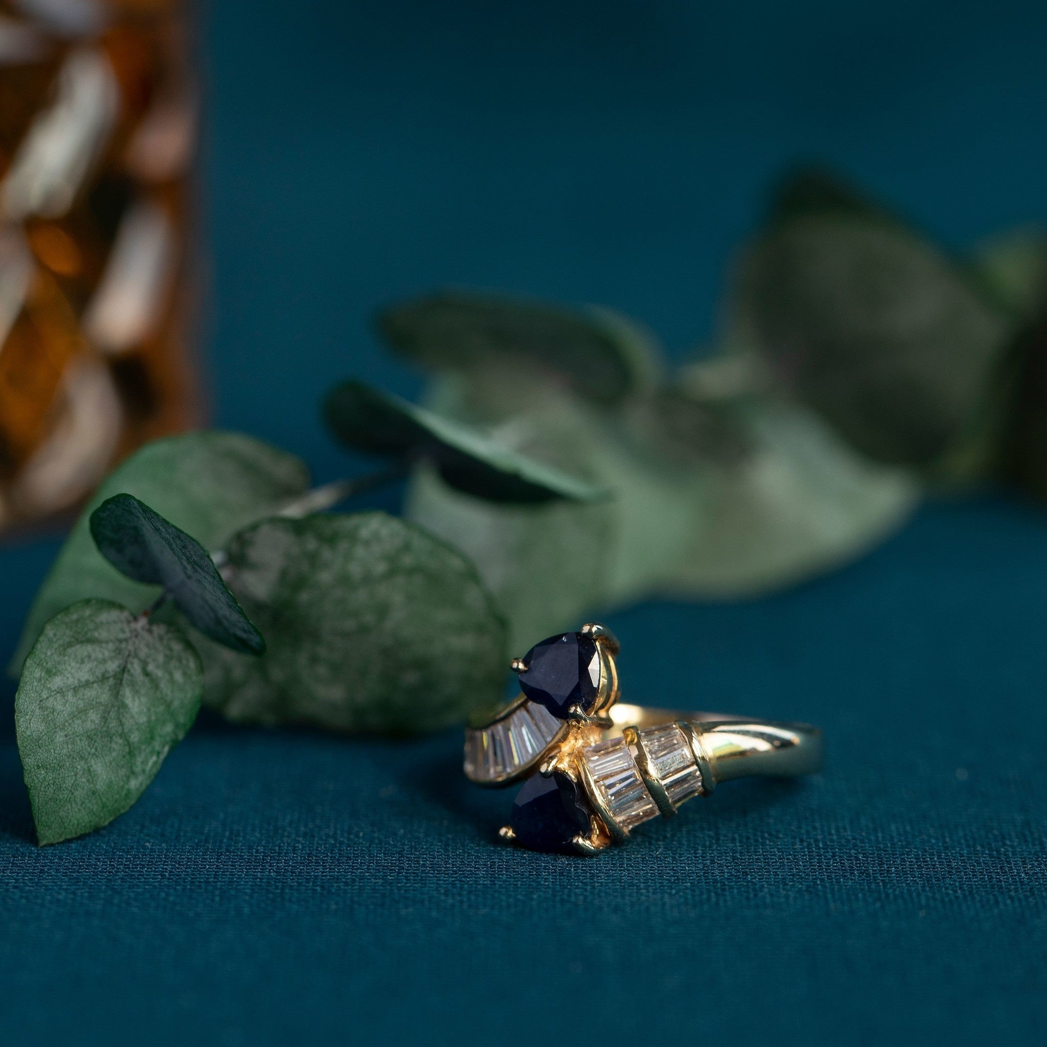 Gold ring with sapphire and diamond, 14 kt — New