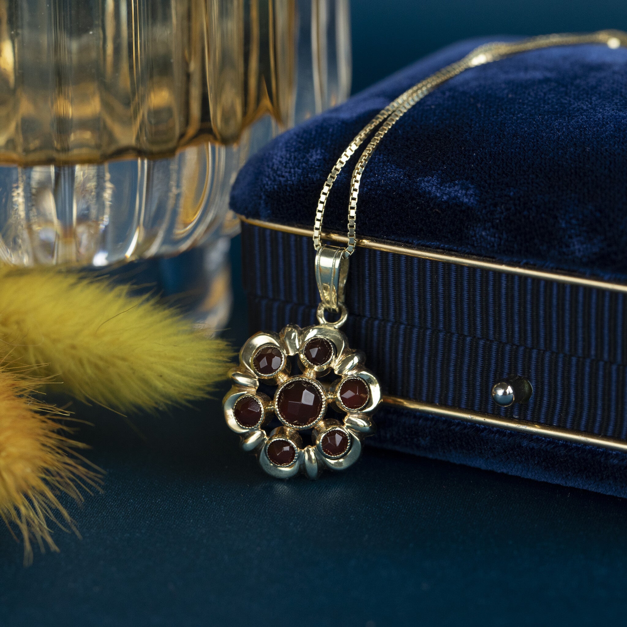 Gold entourage pendant with carnelian 14 krt