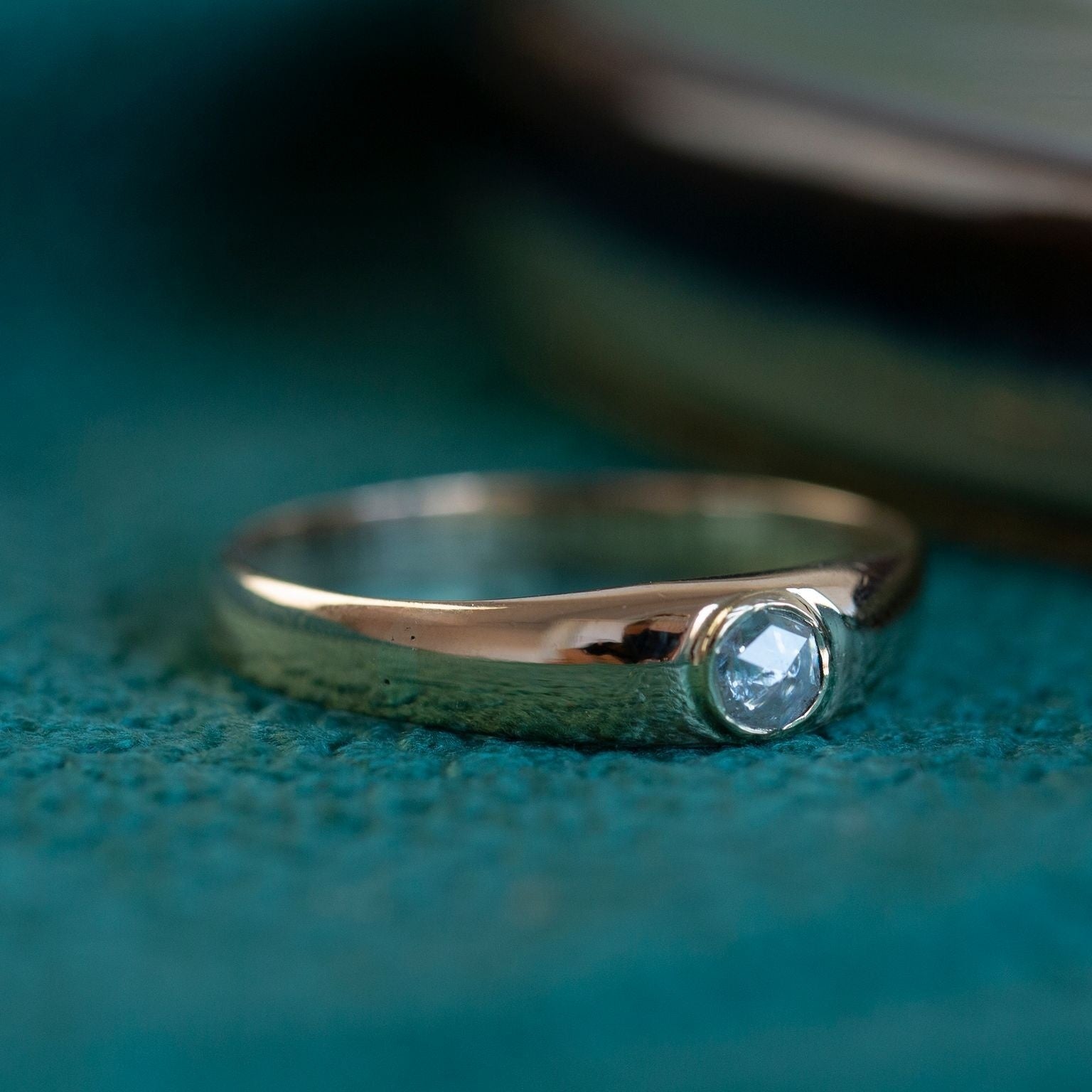 14 kt rose-gold pinky ring with rose diamond