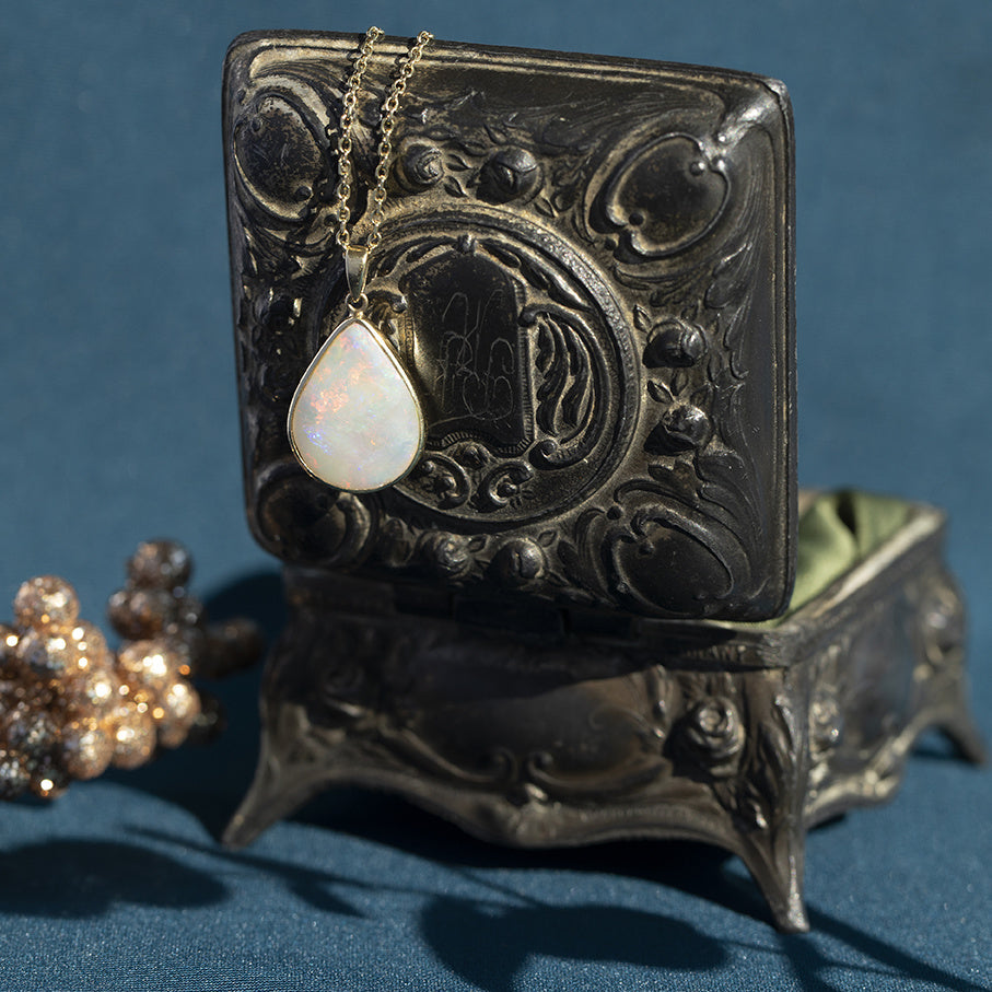 Gouden hanger met opaal 14 krt