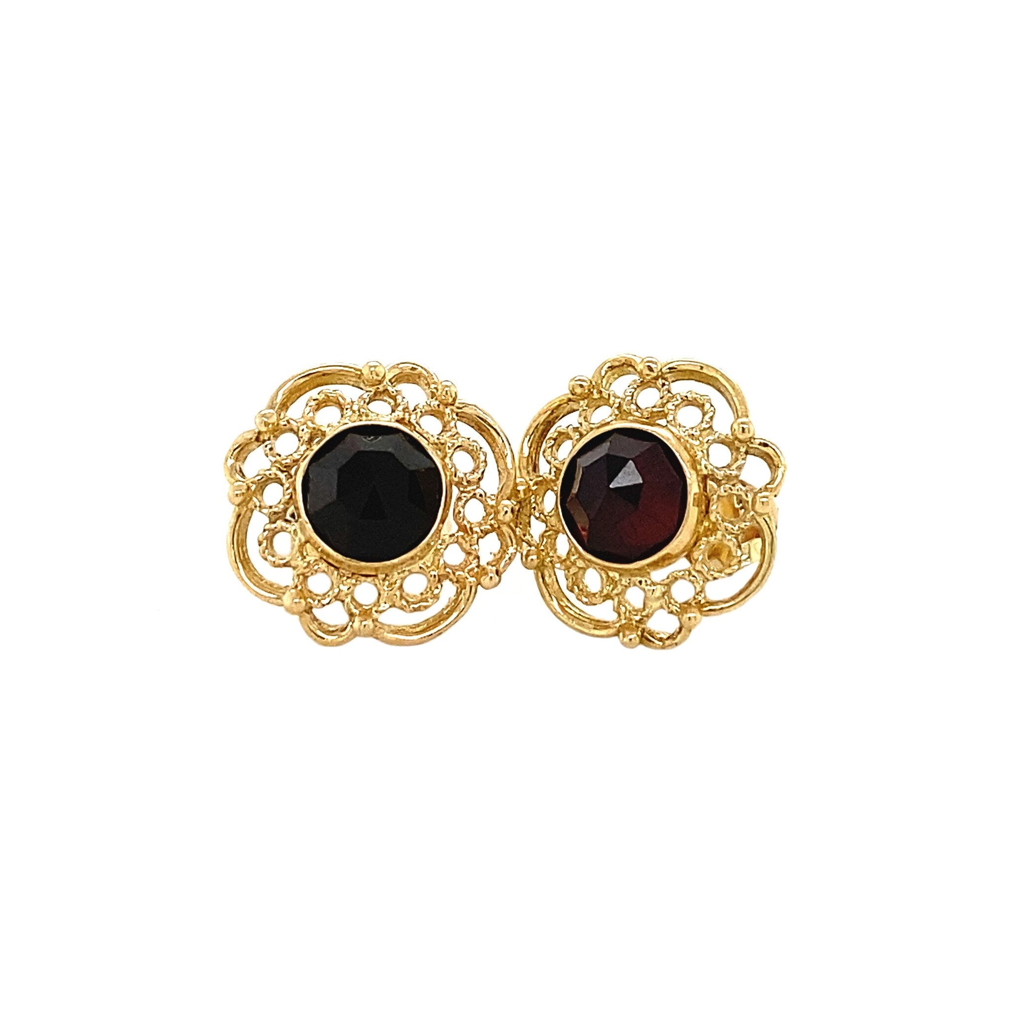 Gold stud earrings with garnet, 14 kt