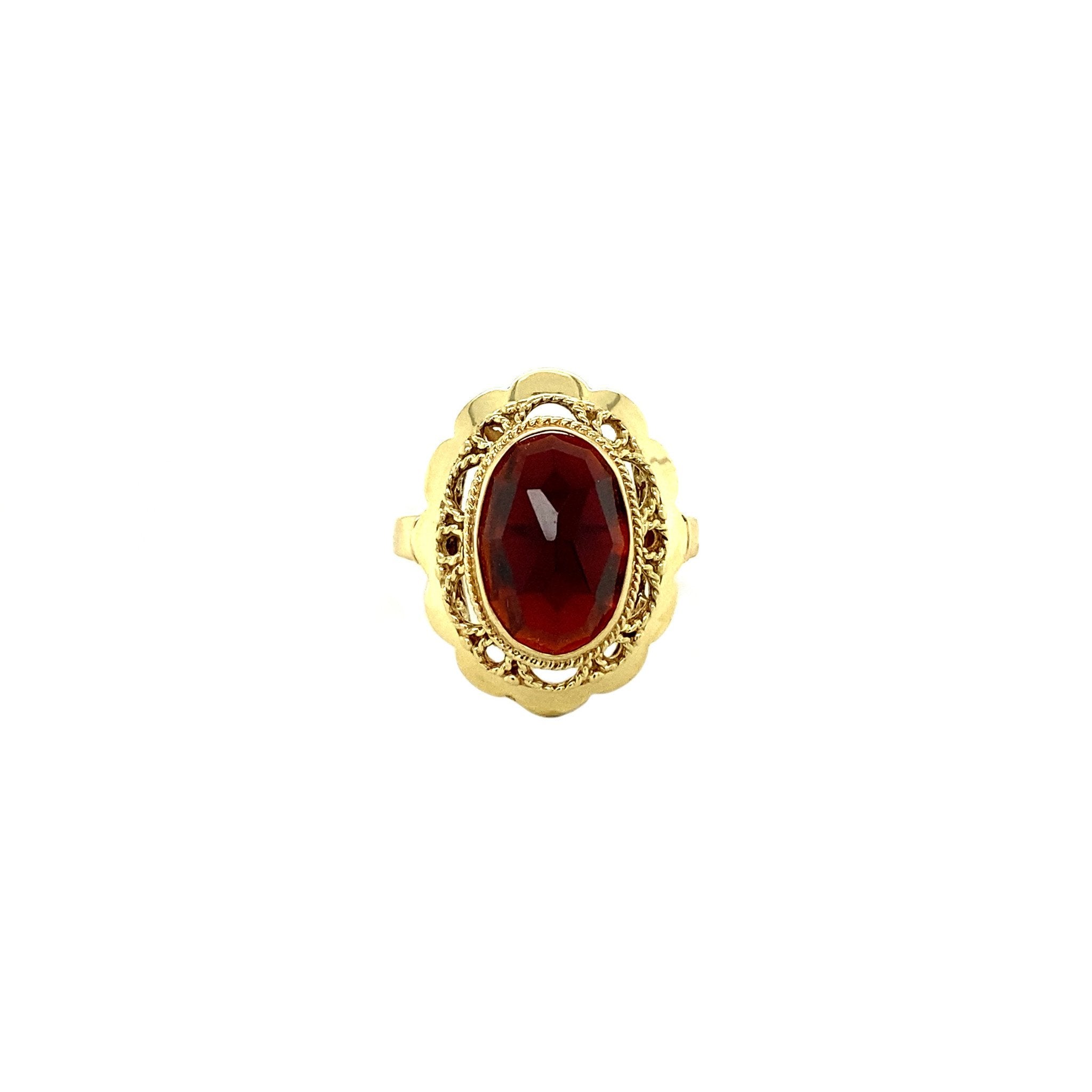 Gold ring with garnet, 14 kt
