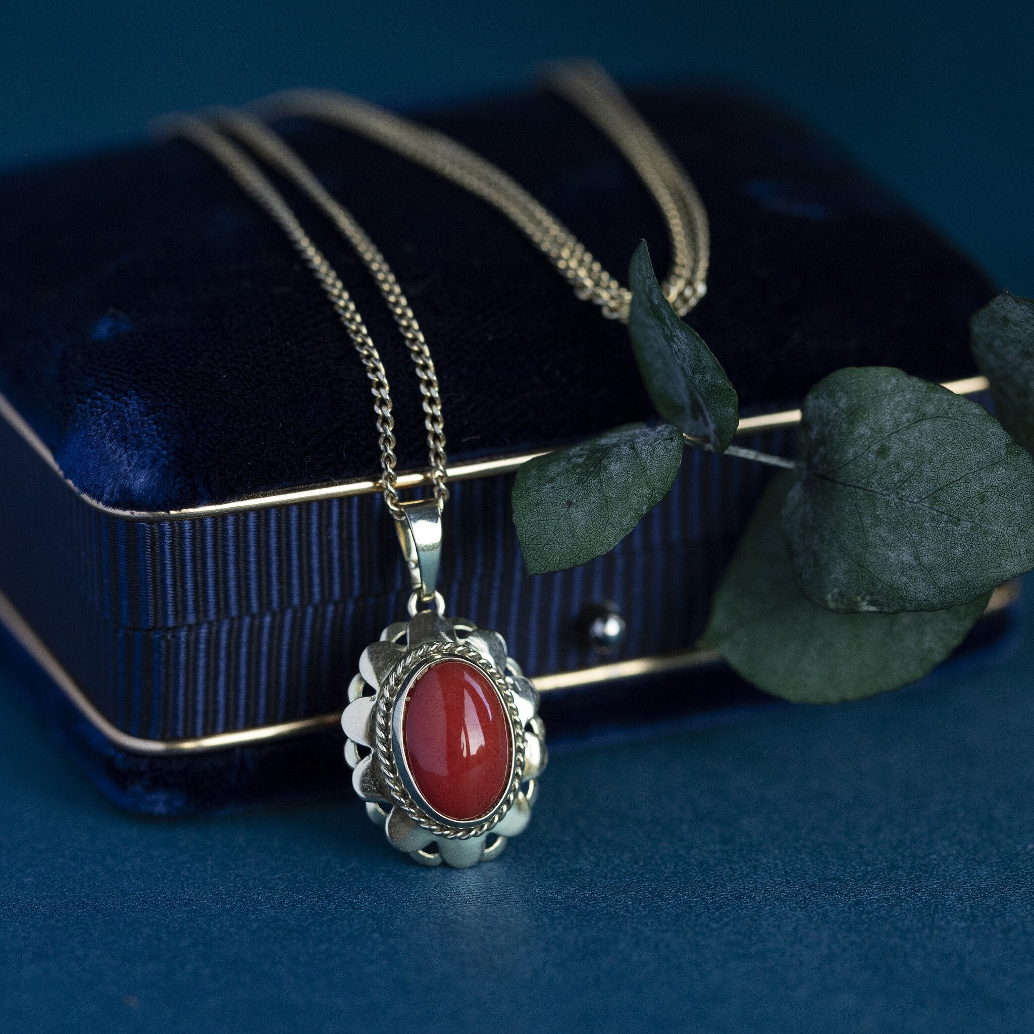 Gouden hanger met bloedkoraal 14 krt