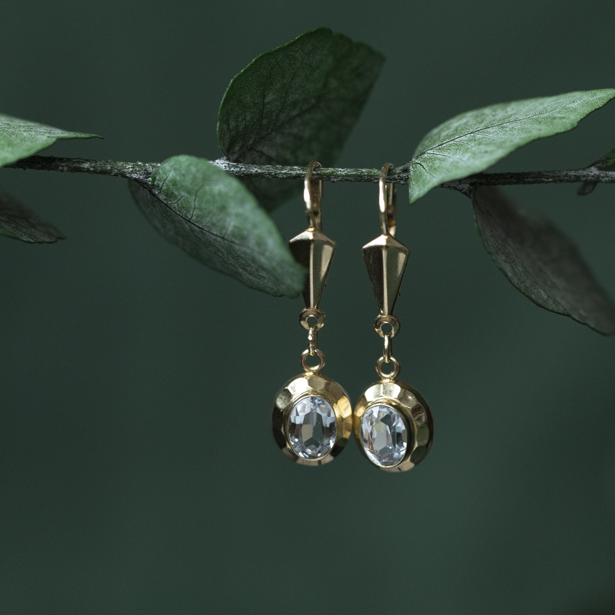 14 kt gold earrings with blue spinel