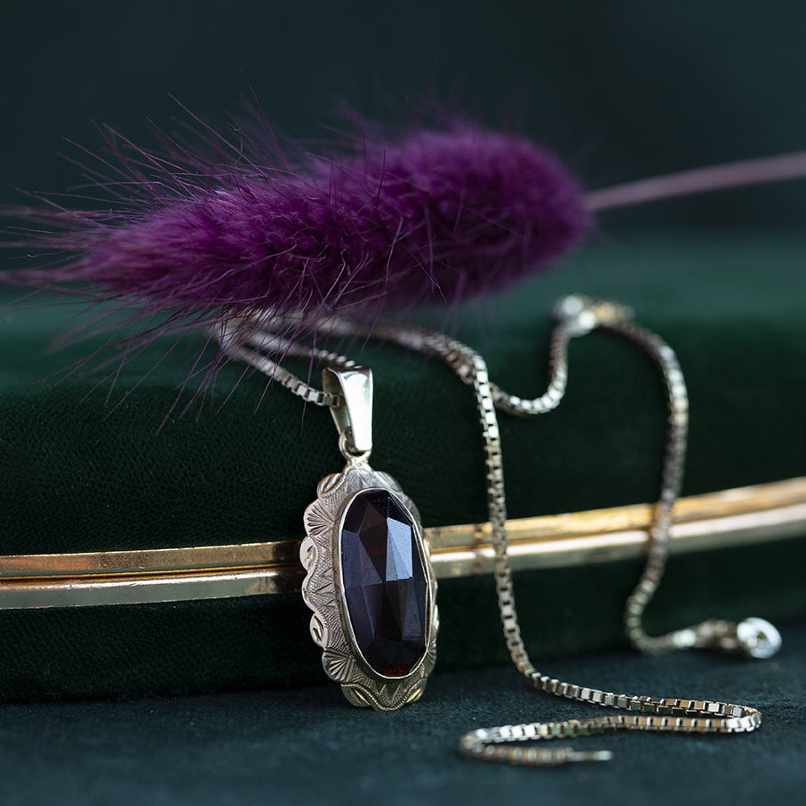 Gouden hanger met granaat 14 krt