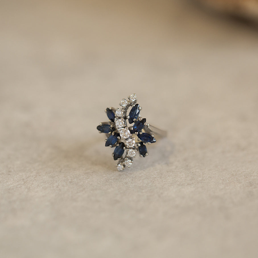 14 kt white gold ring with sapphire and diamond