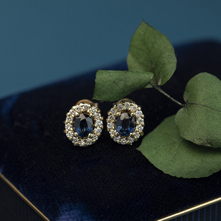 Entourage ear studs with natural sapphire and diamond 12 krt