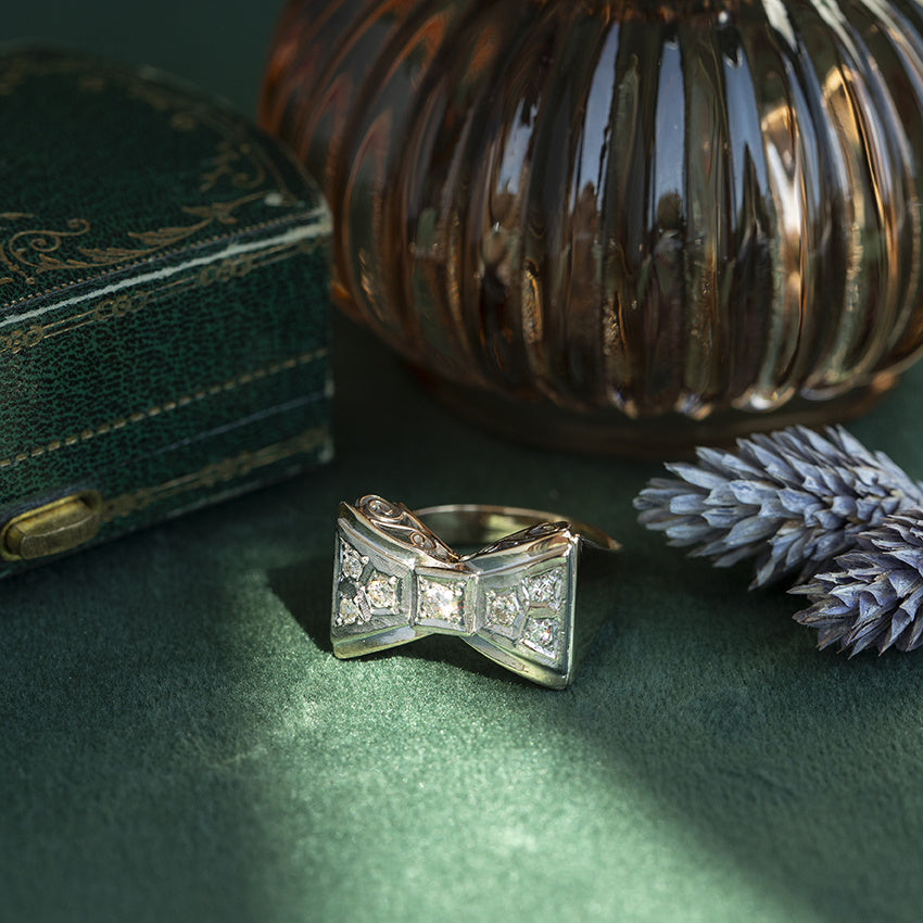 Vintage 14 kt gold bow ring with diamond