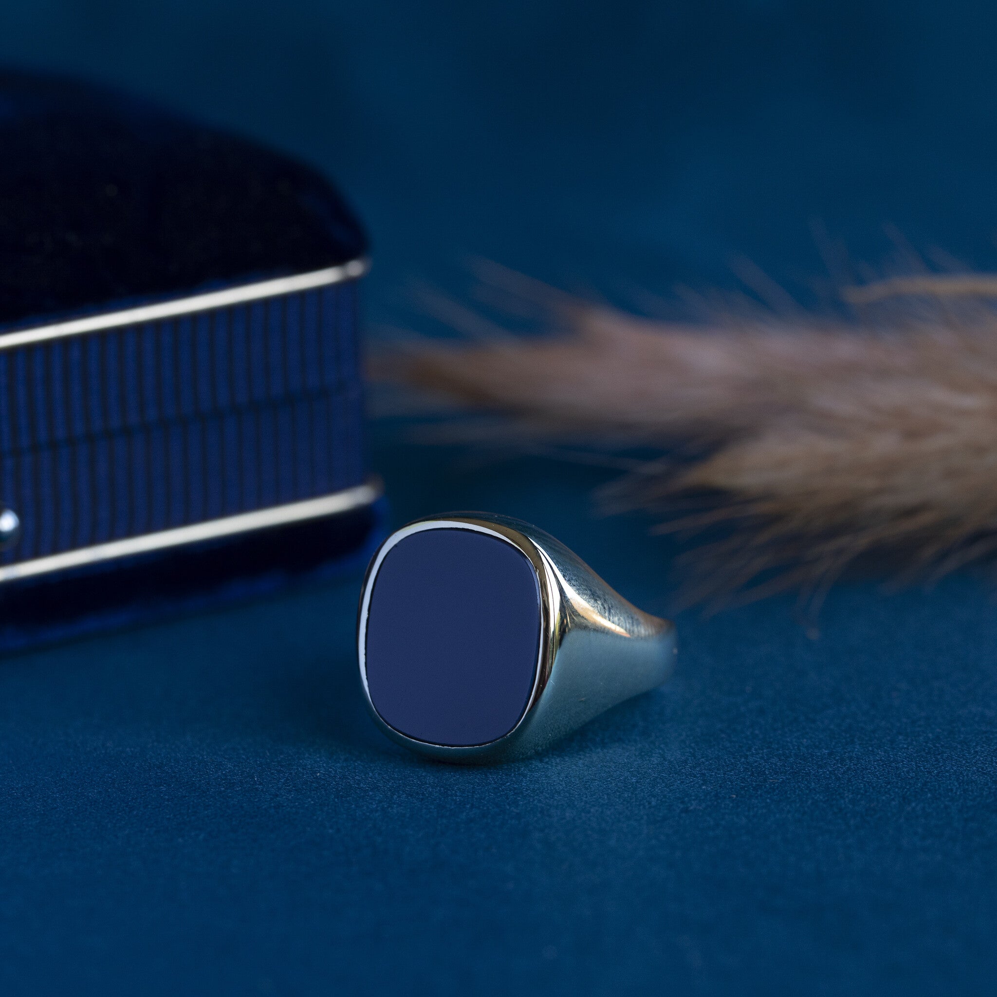 Gouden zegelring met blauwe laagsteen14 krt