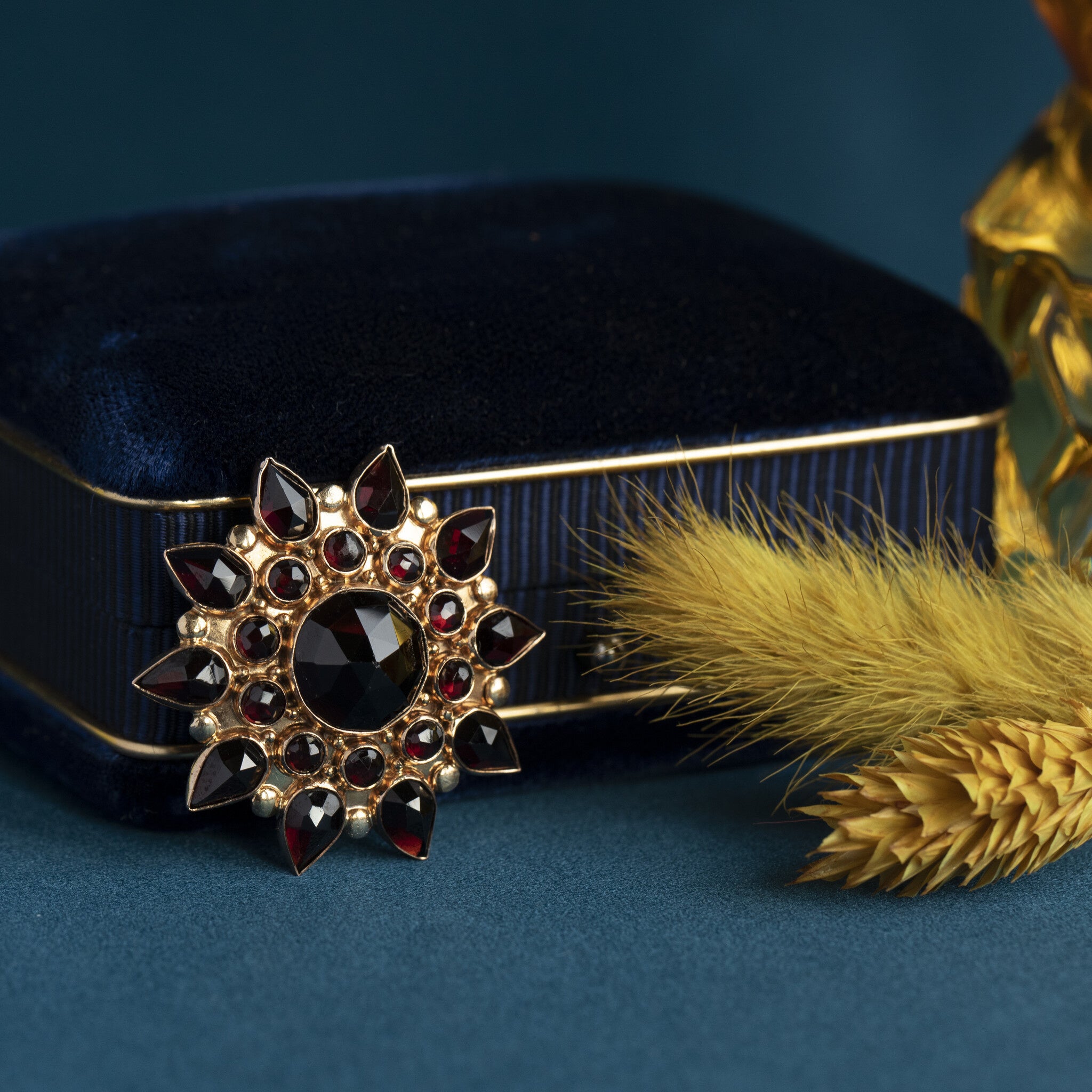 Gold entourage pendant with garnet 14 kt