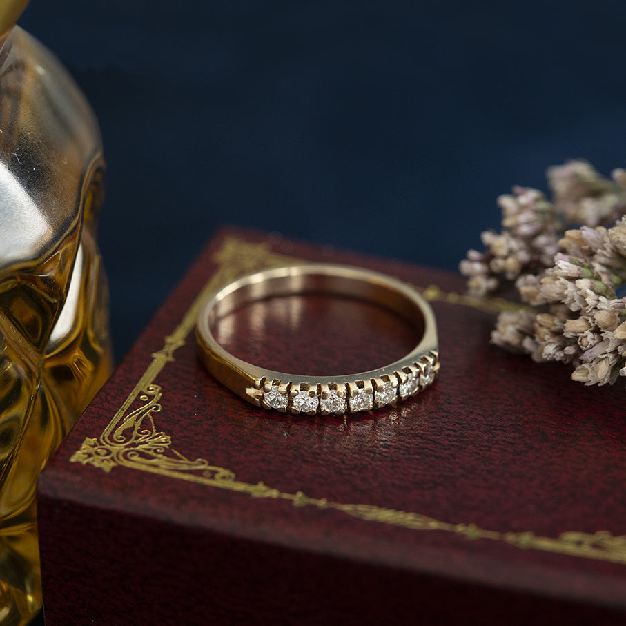 14 kt vintage gold row ring with a diamond