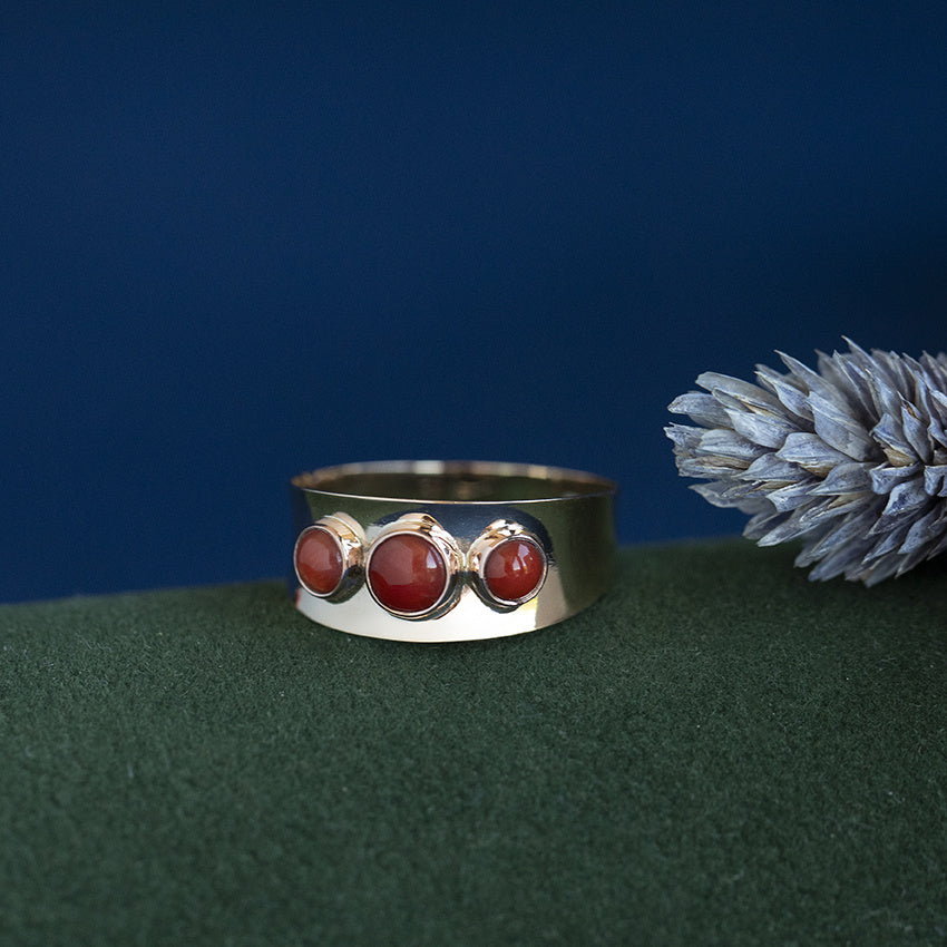 Vintage gold ring with blood coral, 14 kt