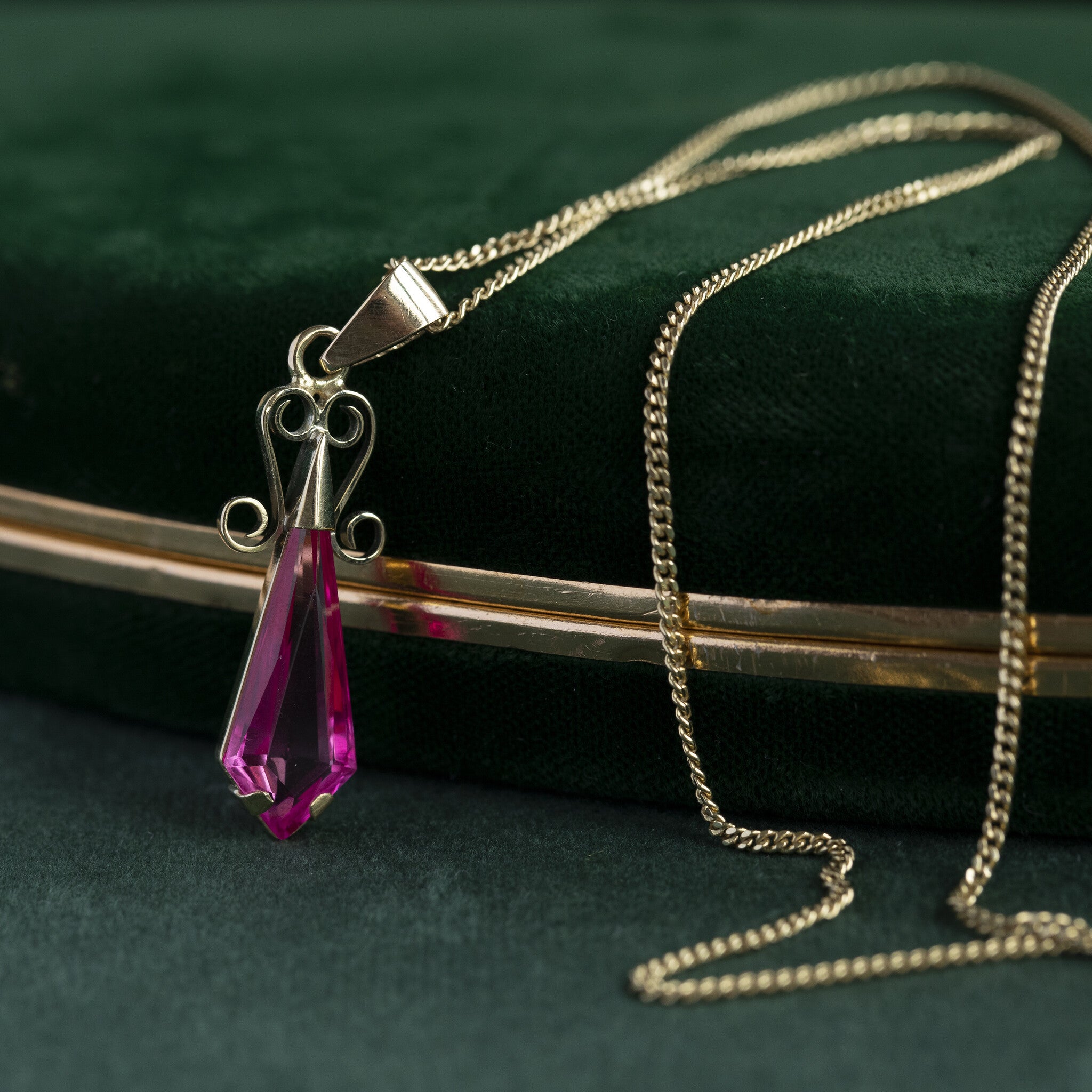 Gouden hanger met robijn 14 krt