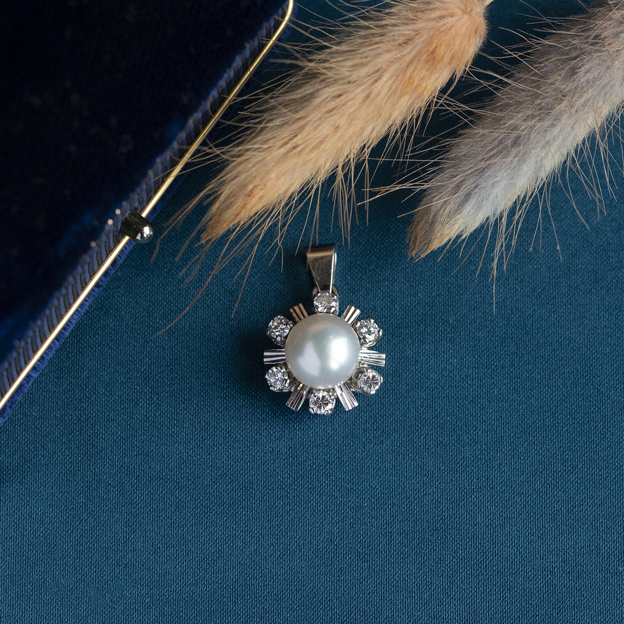 Witgouden entourage hanger met diamant en parel 18 krt