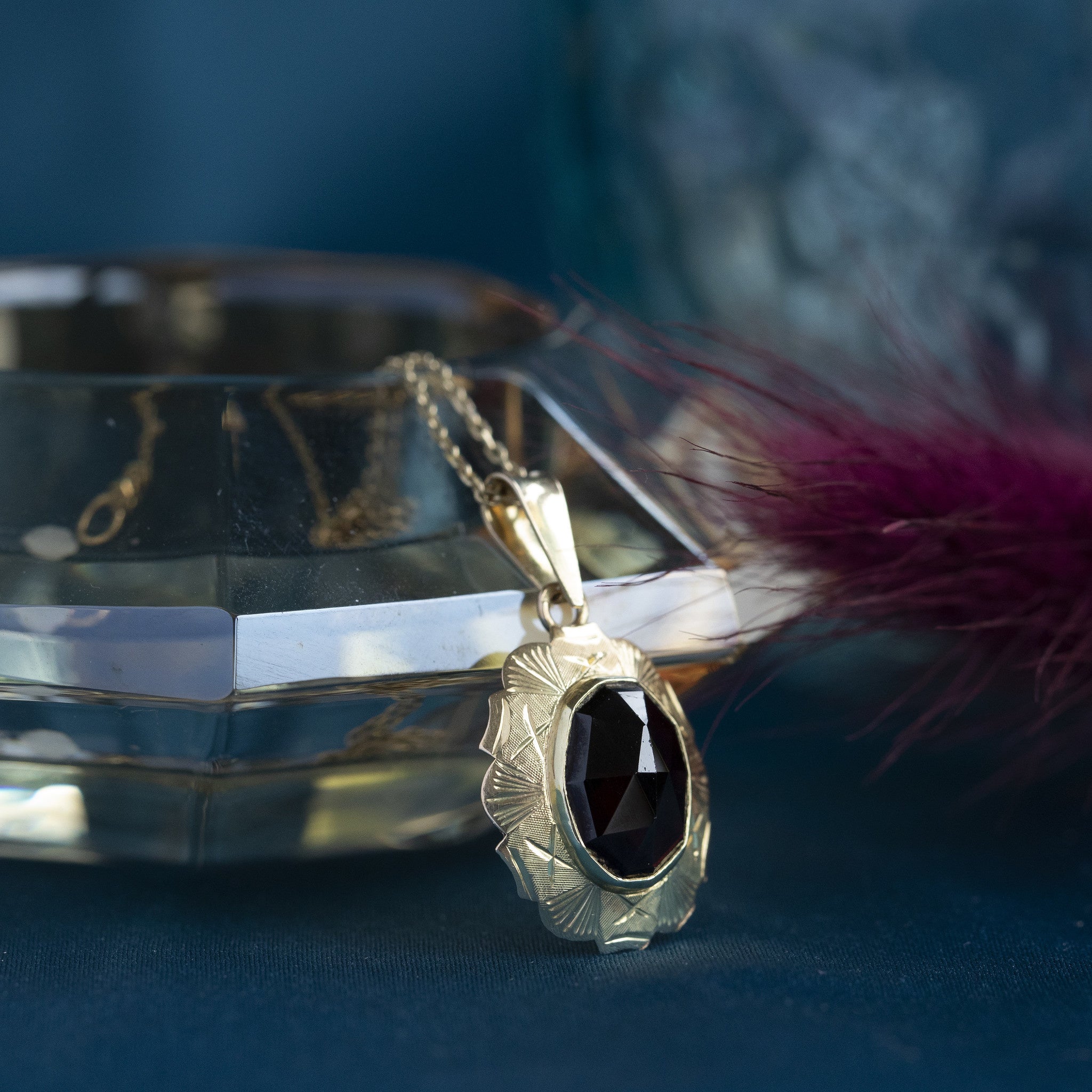 Gouden hanger met granaat 14 krt