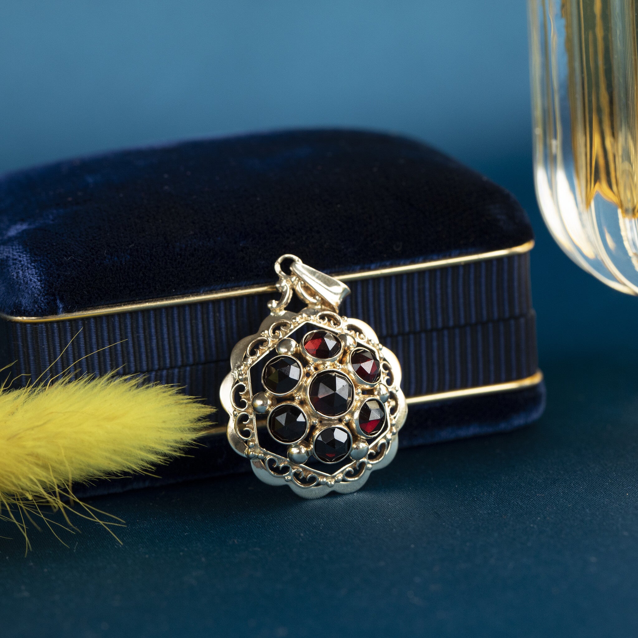 Gold entourage pendant with garnet 14 kt