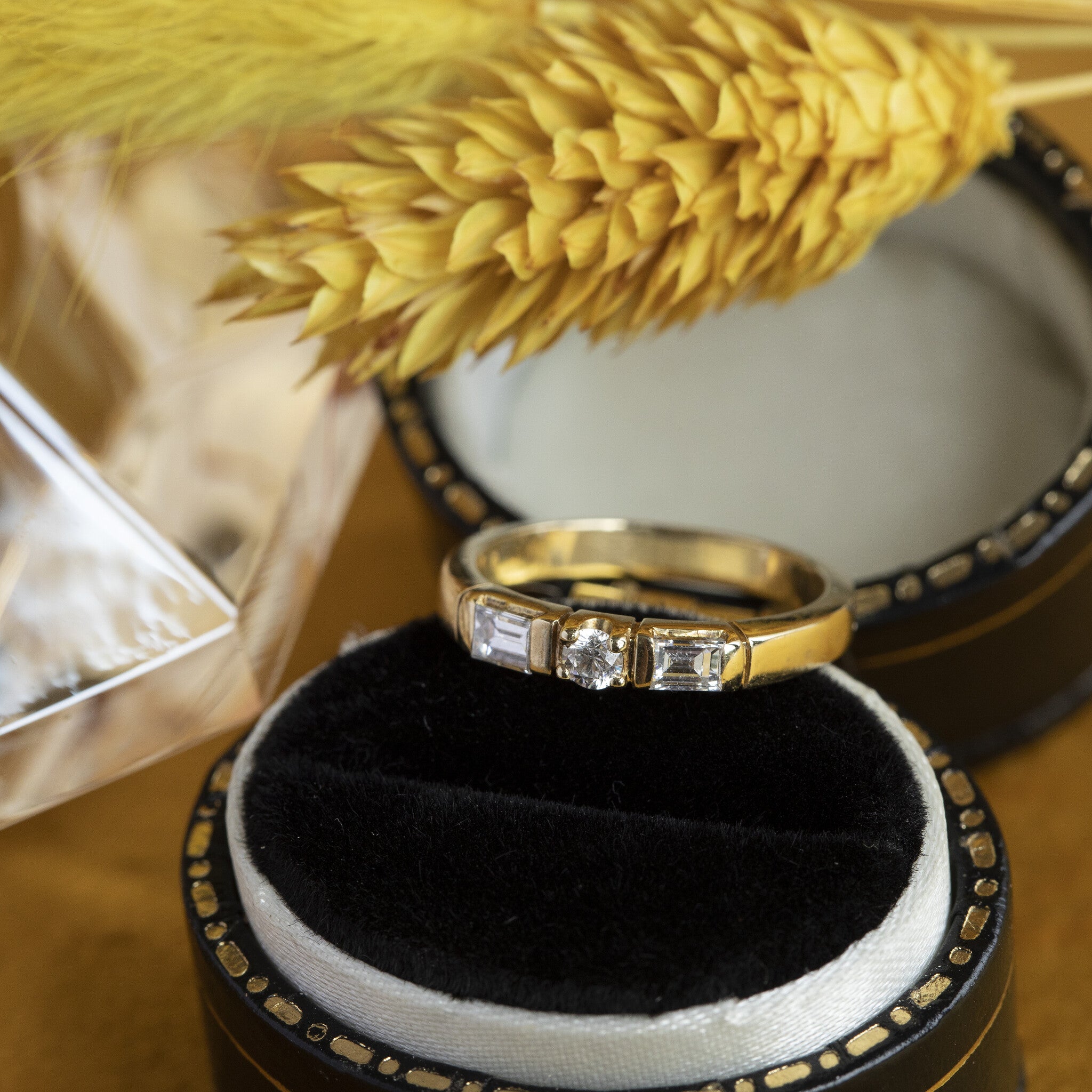 14 kt gold ring with diamond