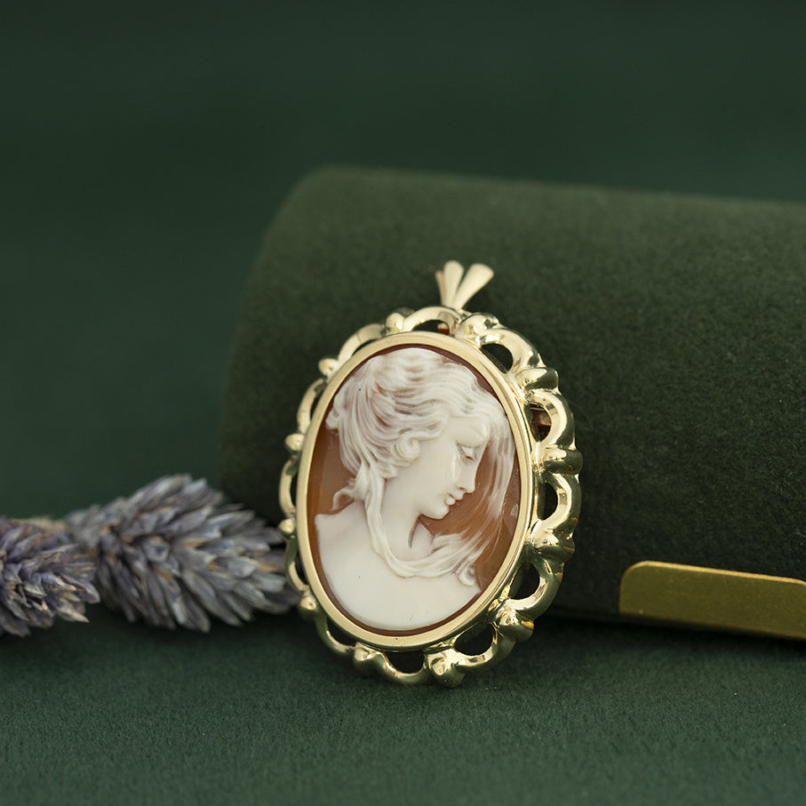 Golden vintage pendant with cameo 14 kt
