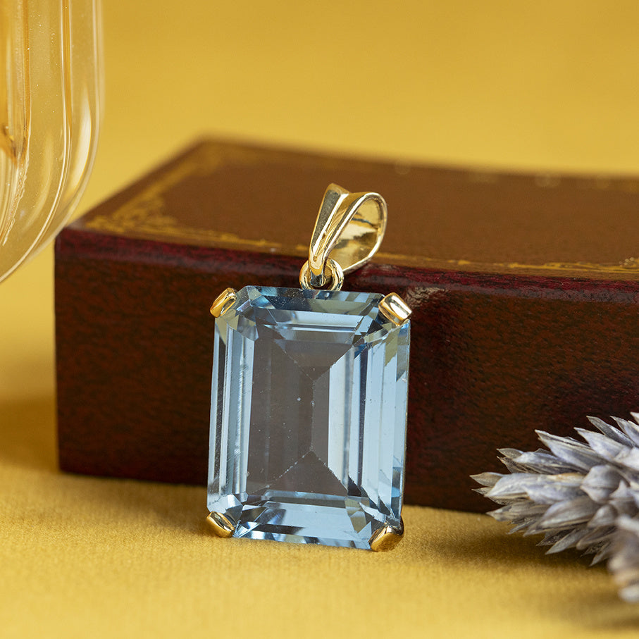 Gold vintage pendant with spinel 14 kt