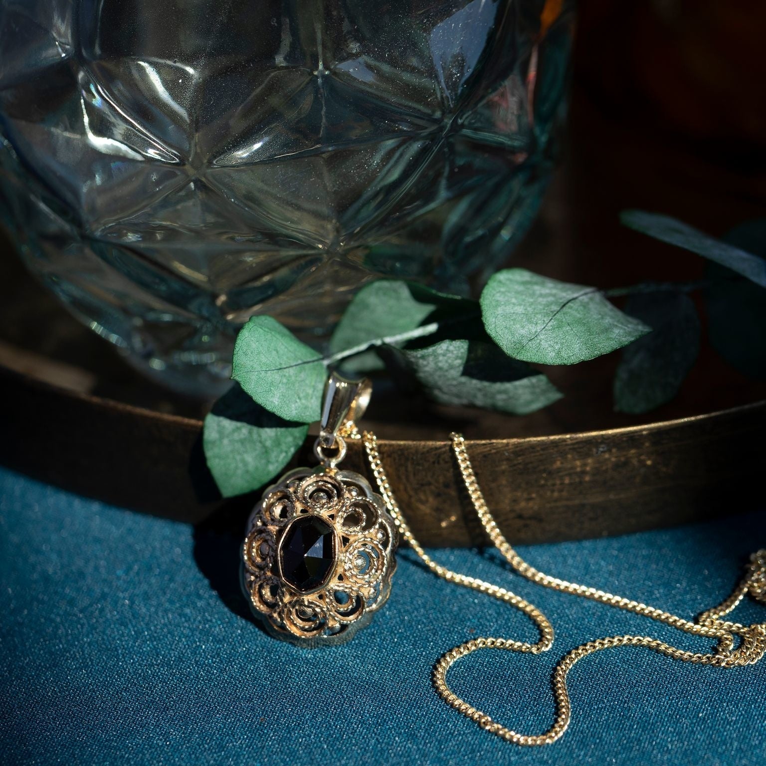 Gouden hanger met granaat 14 krt