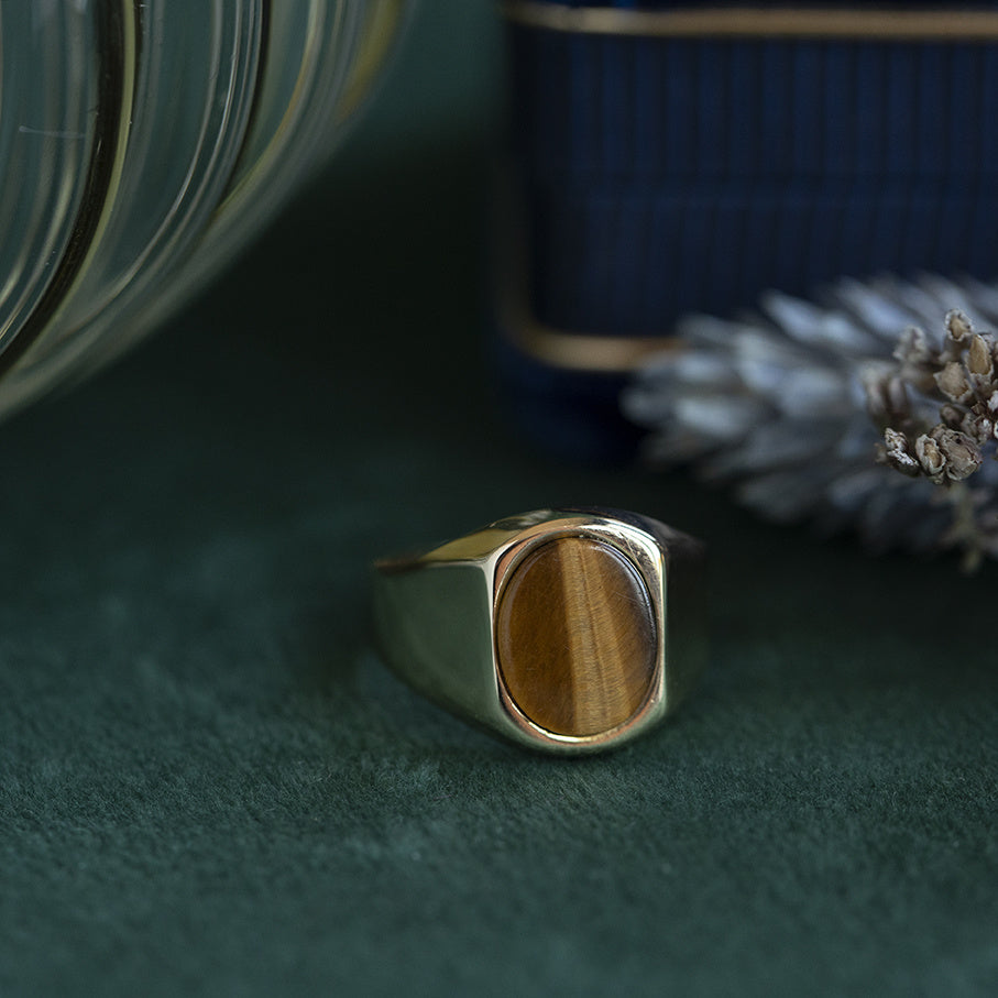 Gold vintage signet ring with tiger's eye 14 kt