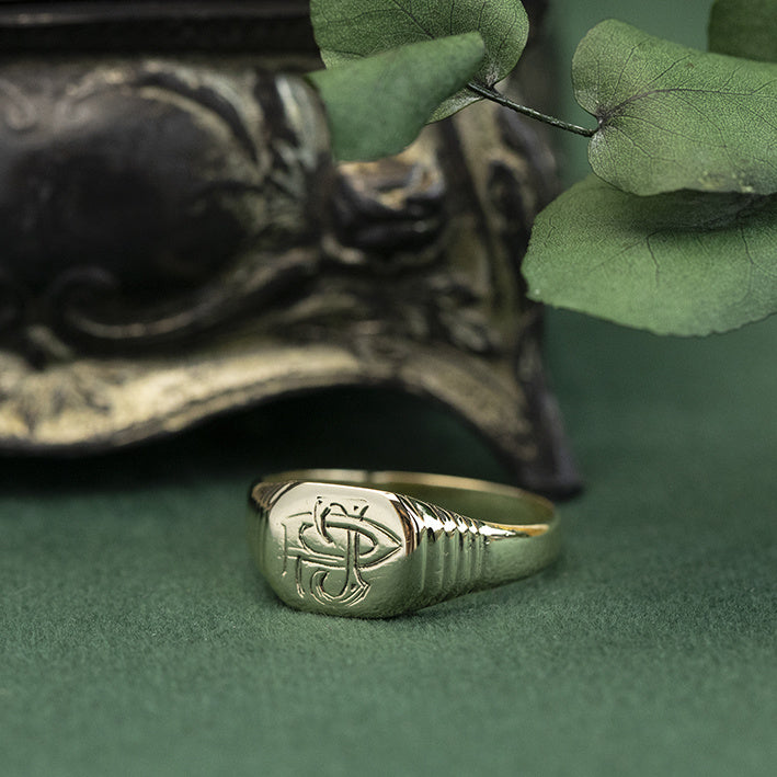 Gold signet ring with engraving 14 krt
