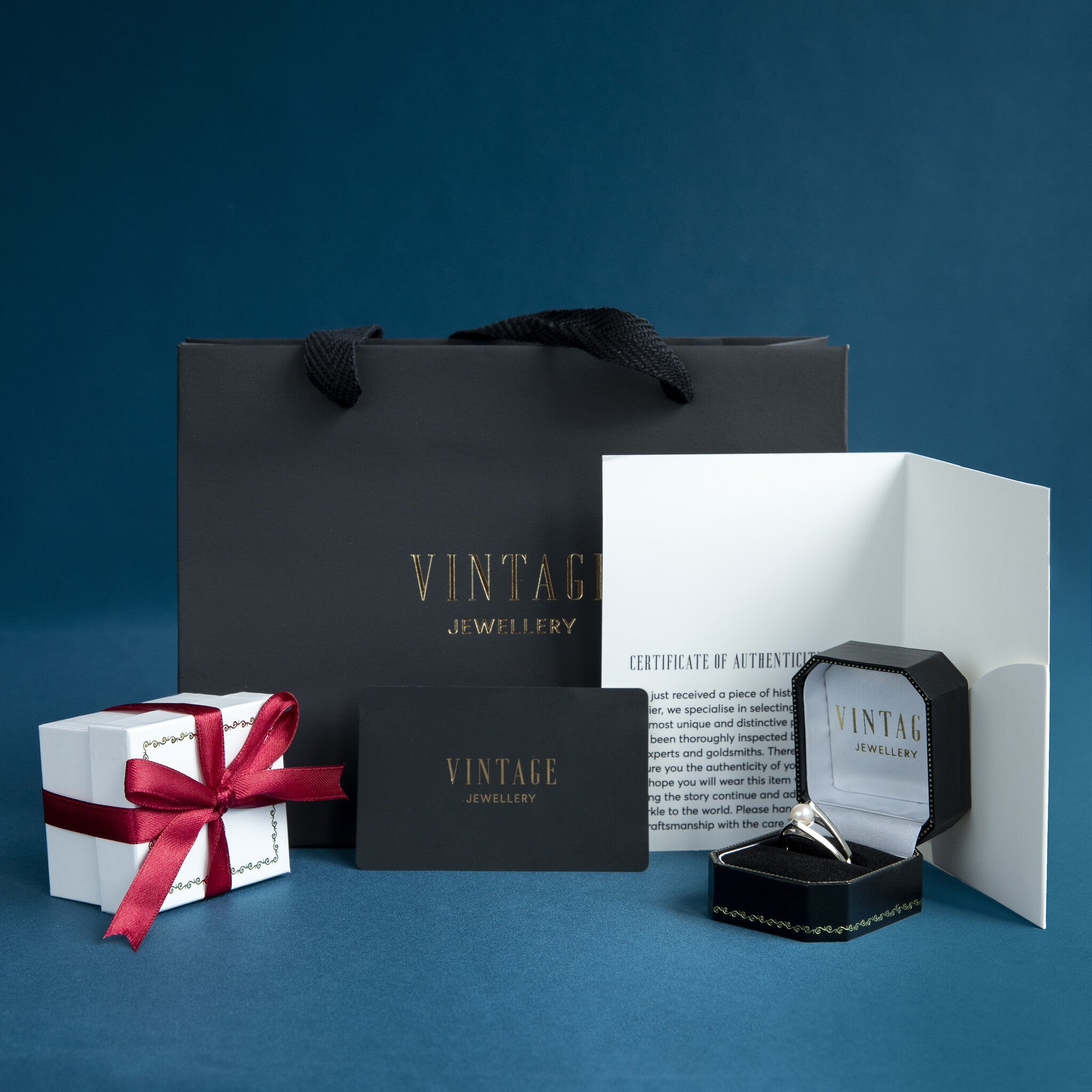 Witgouden entourage ring met saffier en diamant 18 krt