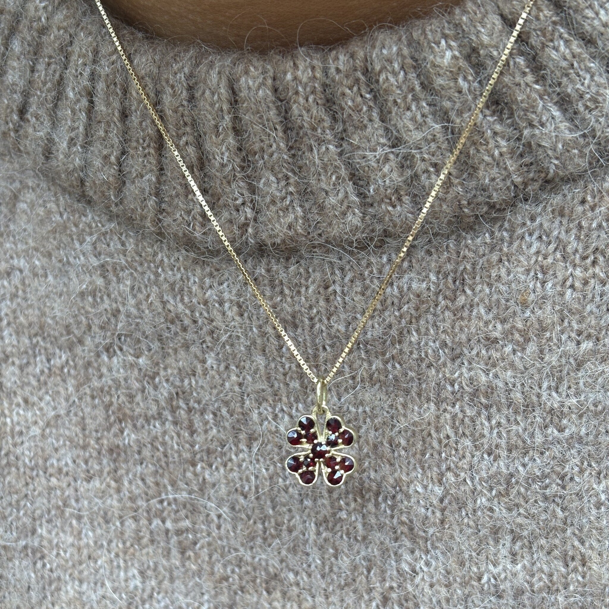 Gouden hanger met granaat 14 krt