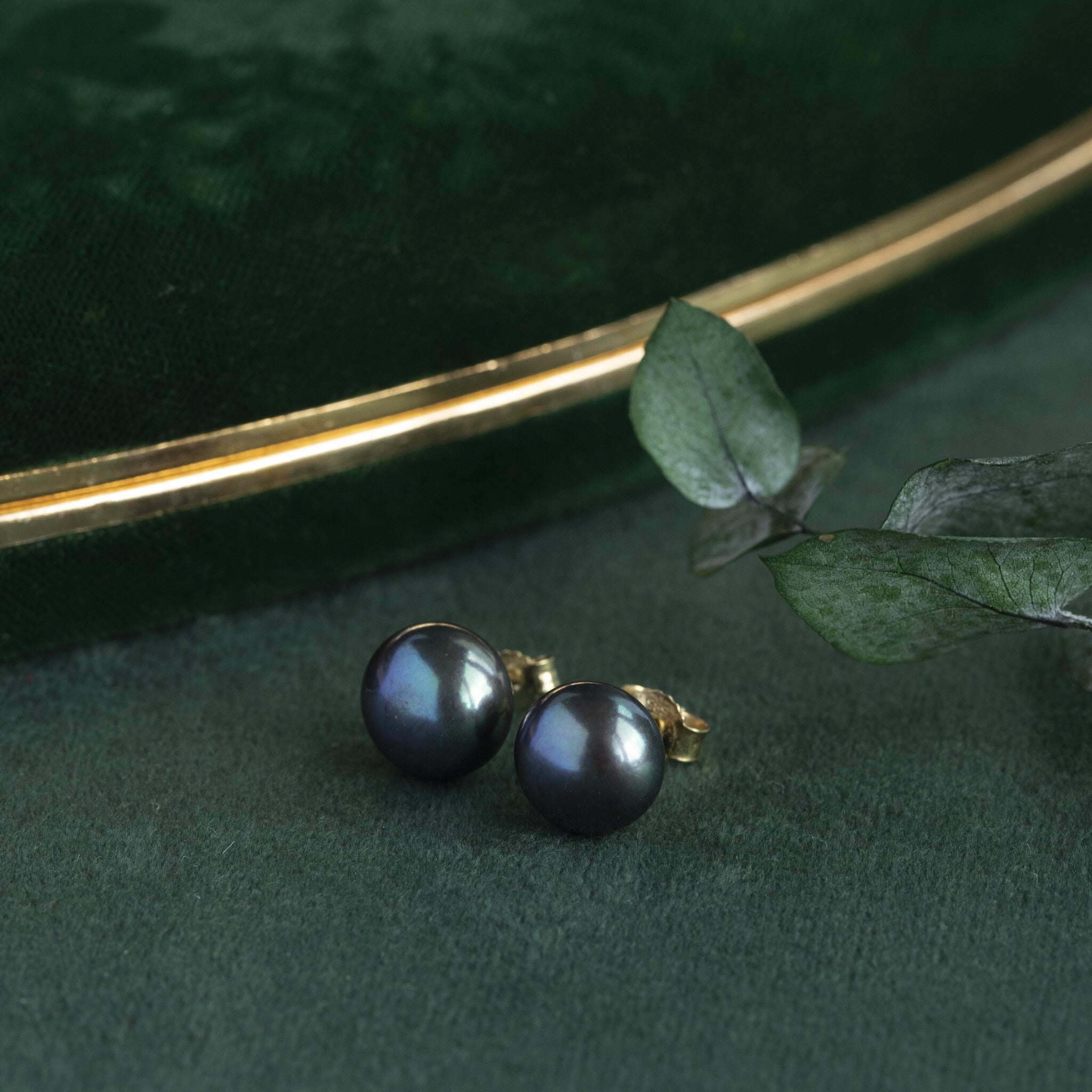 Gouden oorstekers met zwarte parel 14 krt