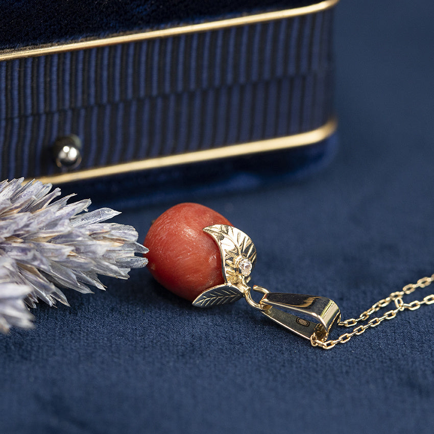 Gouden vintage hanger met bloedkoraal en zirkonia 14 kt