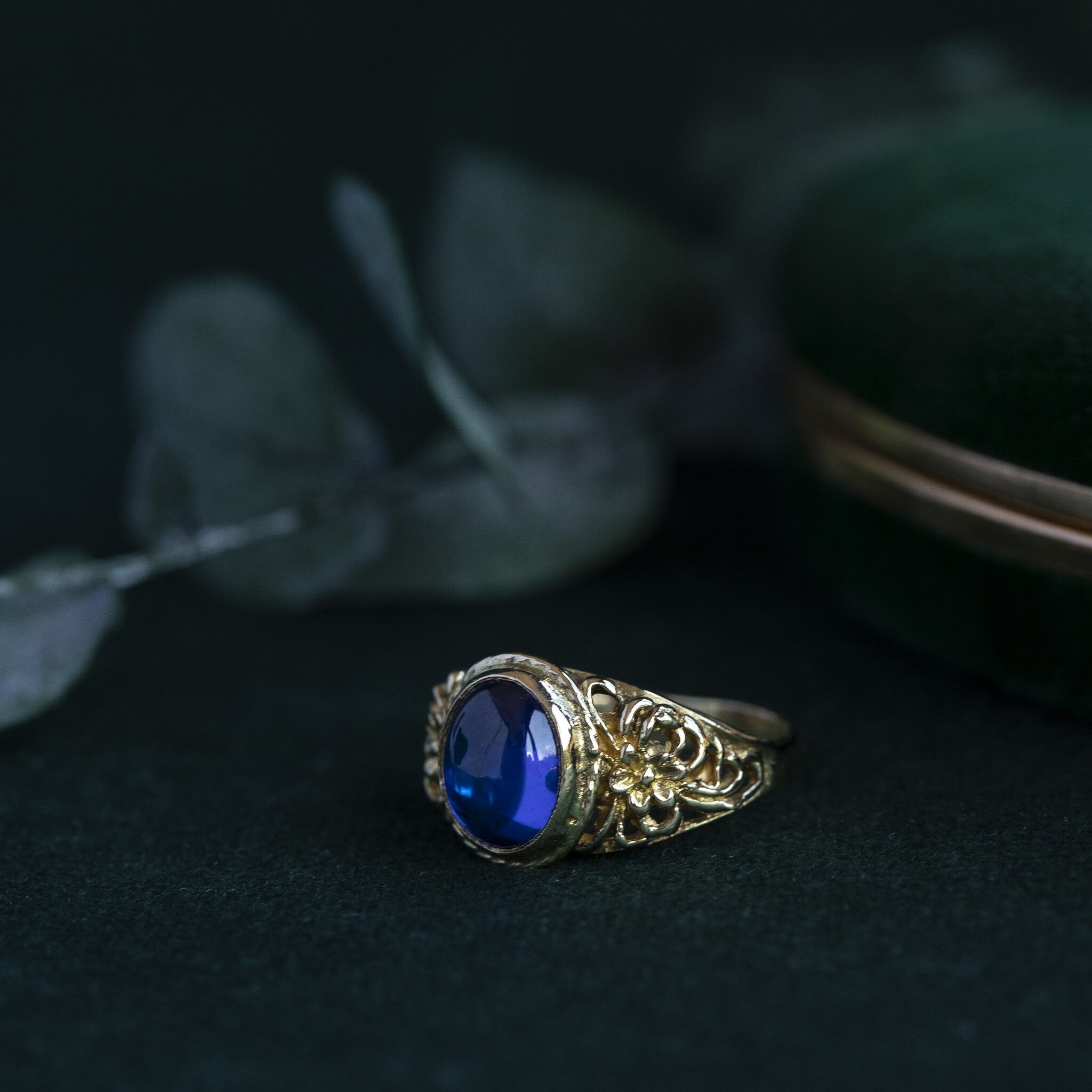 Gouden ring met blauw glas 18 krt