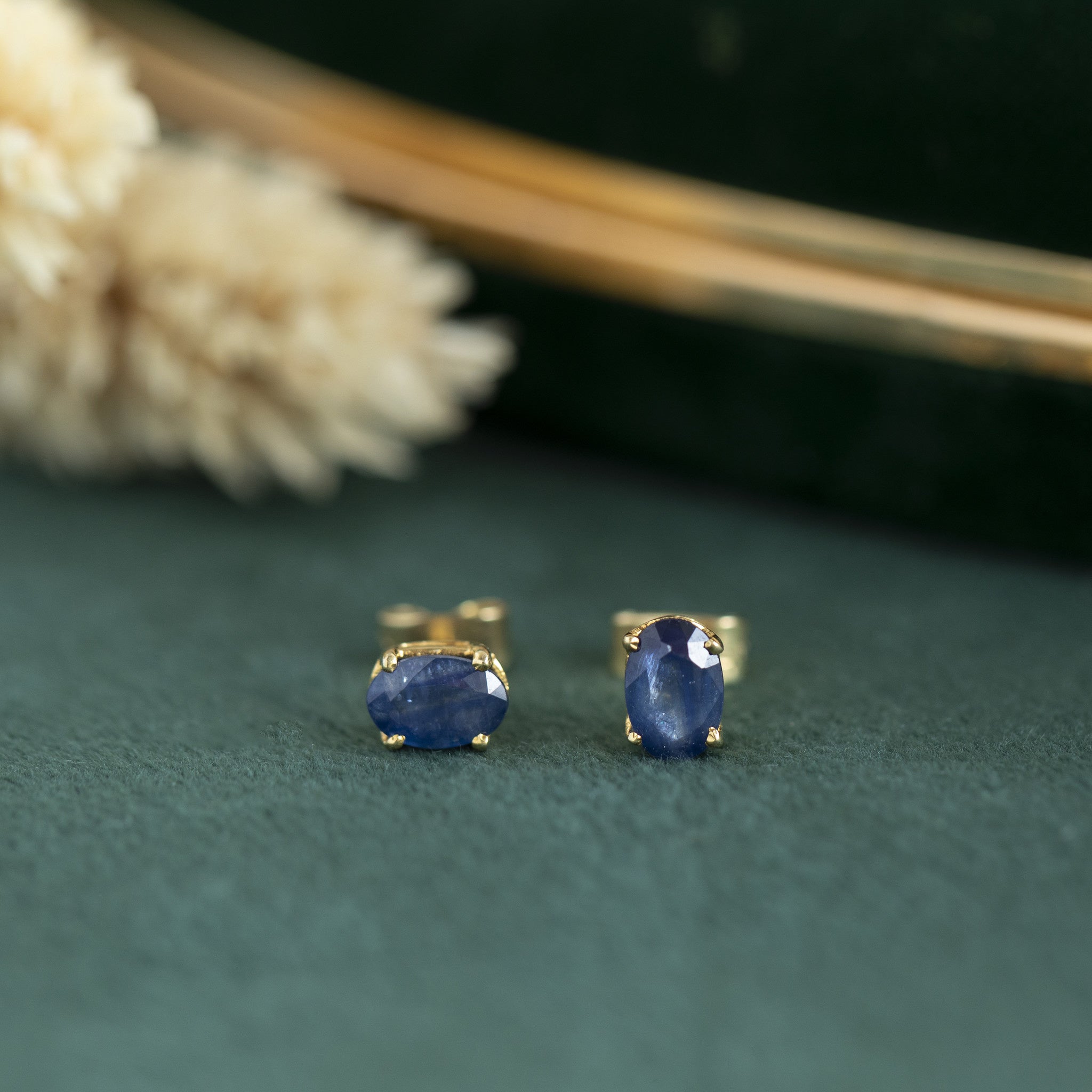 14 kt gold stud earrings with sapphire