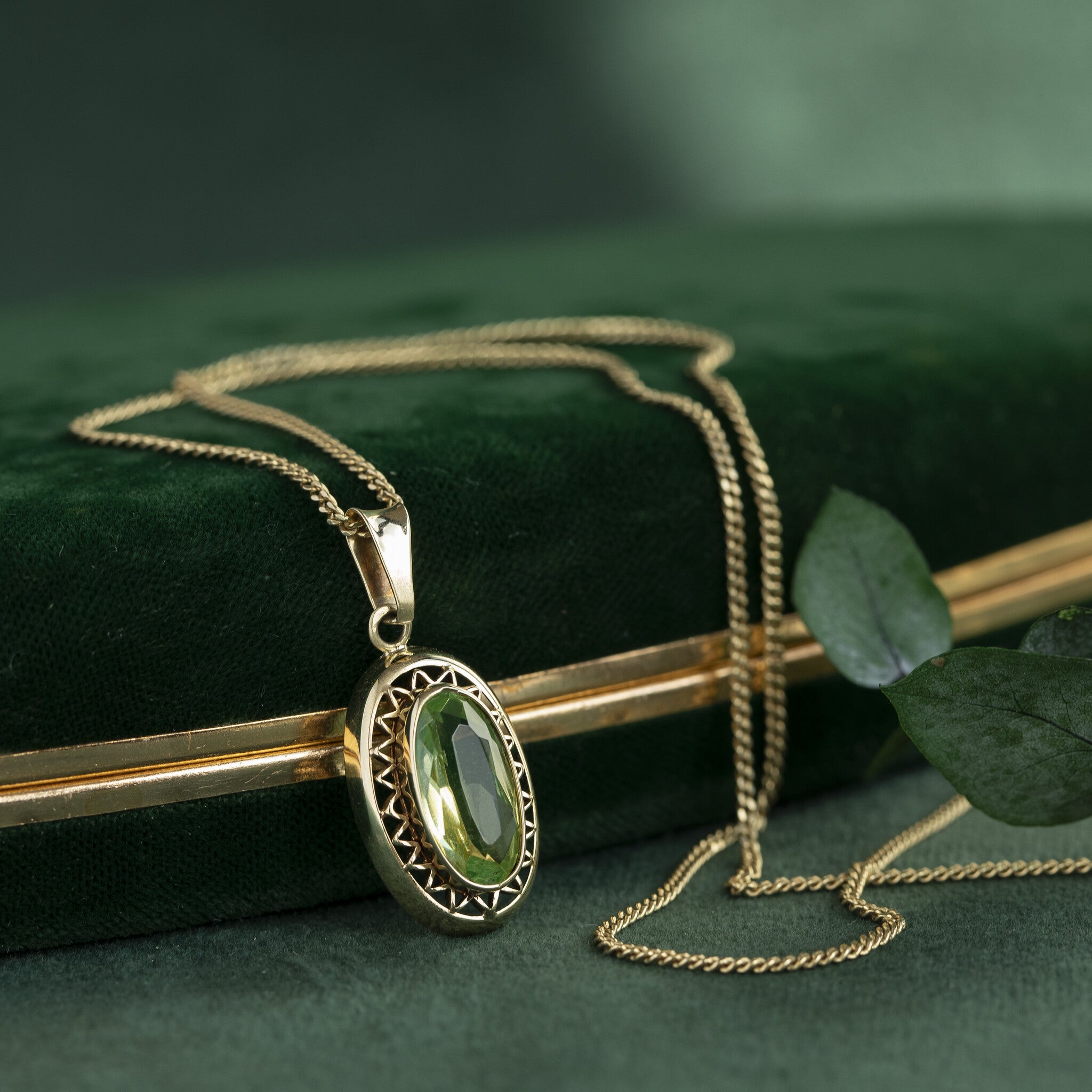 Gouden hanger met groene spinel 14 krt