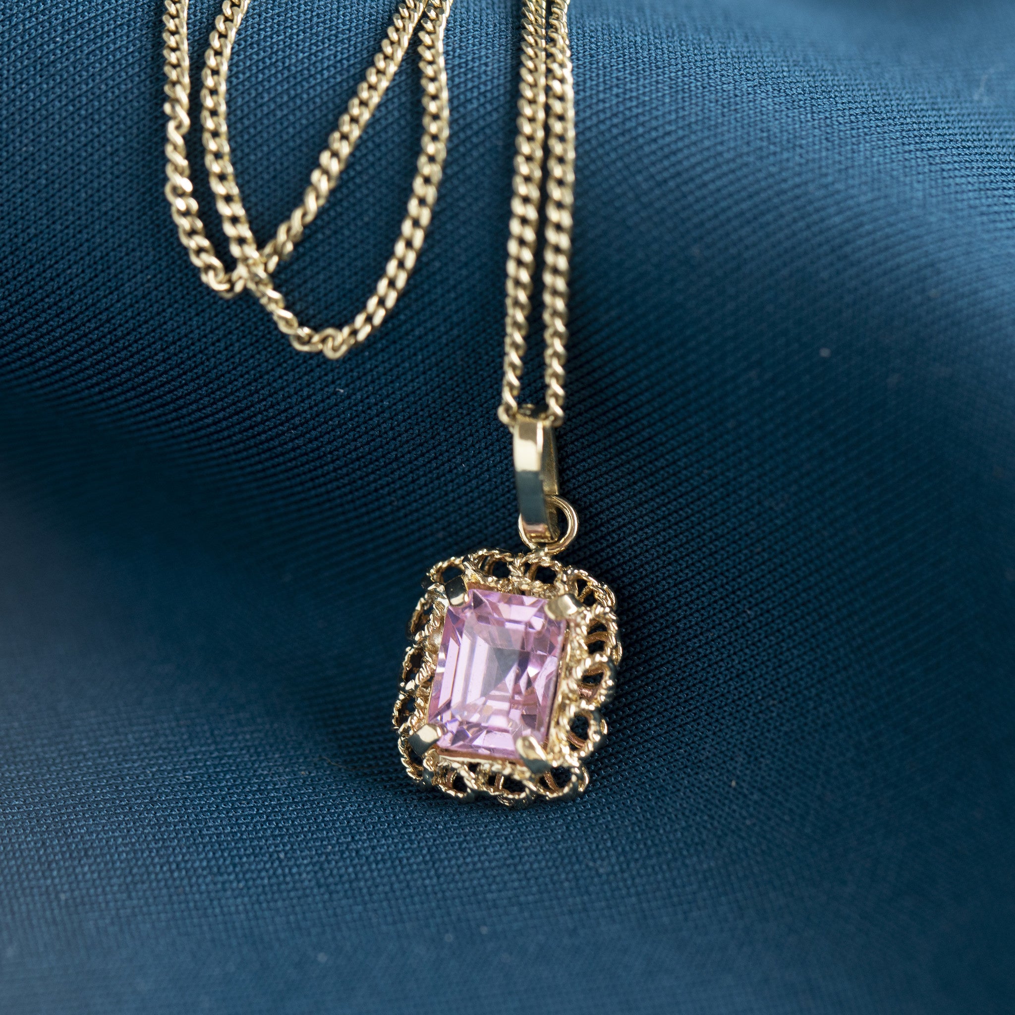 Gouden hanger met synthetische roze spinel 18 krt