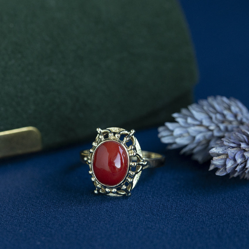 Gold vintage ring with blood coral 14 kt