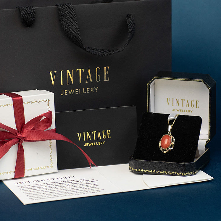 Gold vintage pendant with carnelian 14 kt