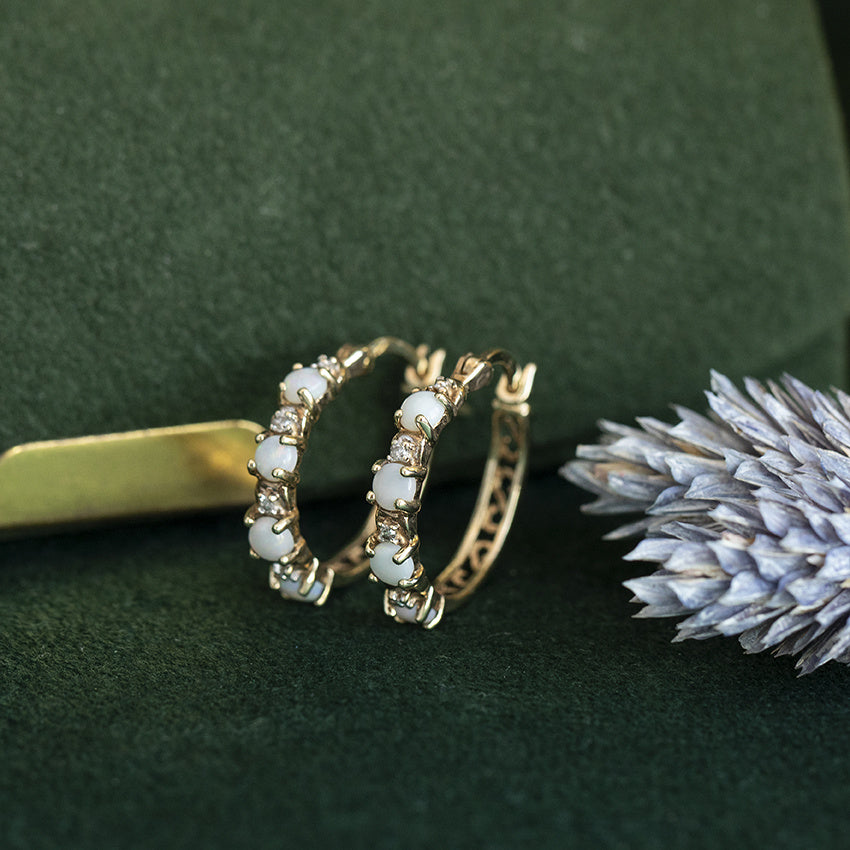 Vintage oorringen met opaal en diamant 8 kt