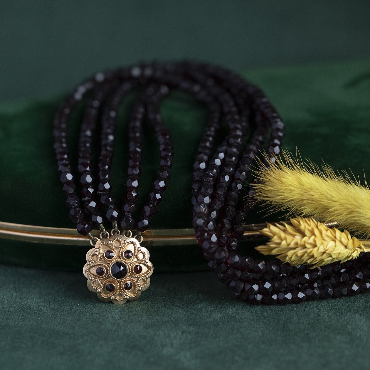Garnet necklace with a gold ornamental clasp, 40 cm, 14 kt