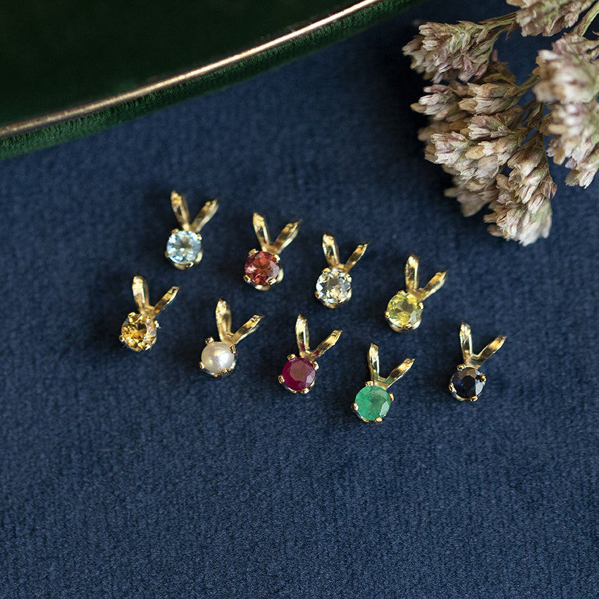 14 kt gold vintage solitaire pendant with sapphire