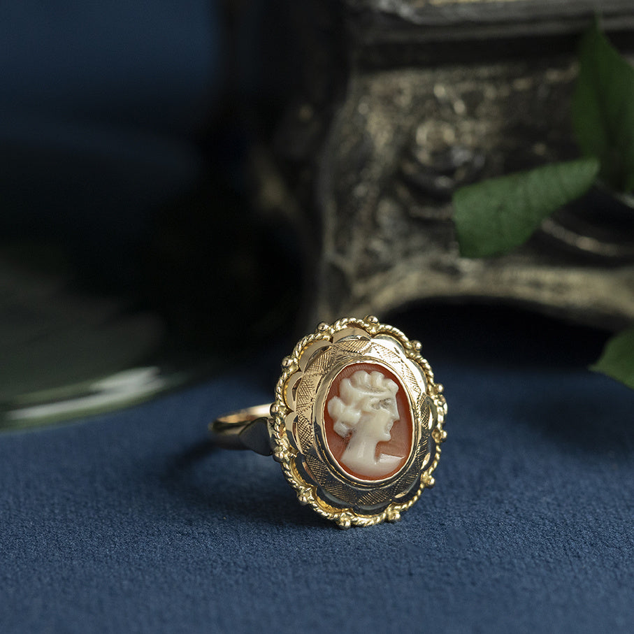 Gold vintage ring with cameo 14 kt