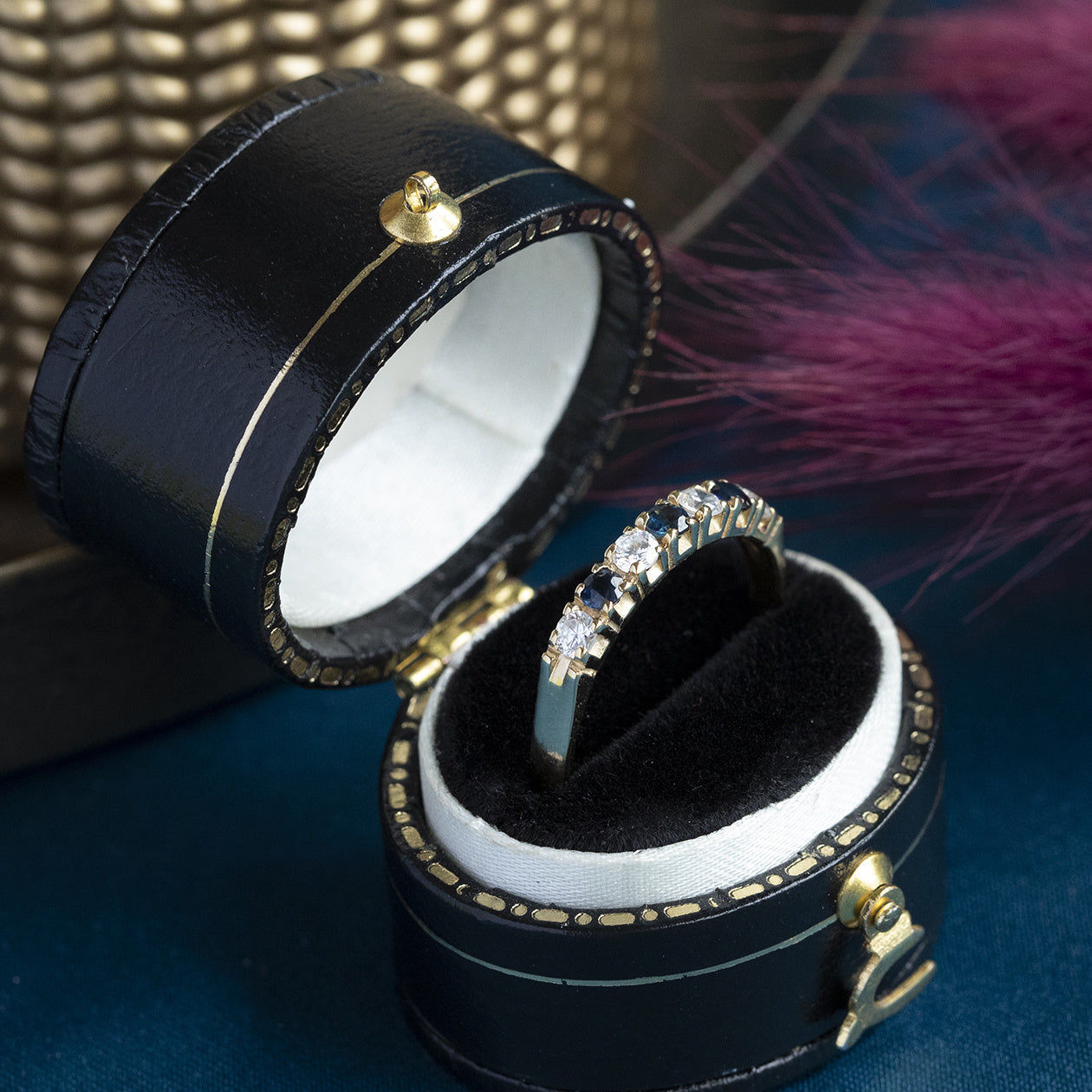 Gouden rijring met saffier en diamant 14 krt