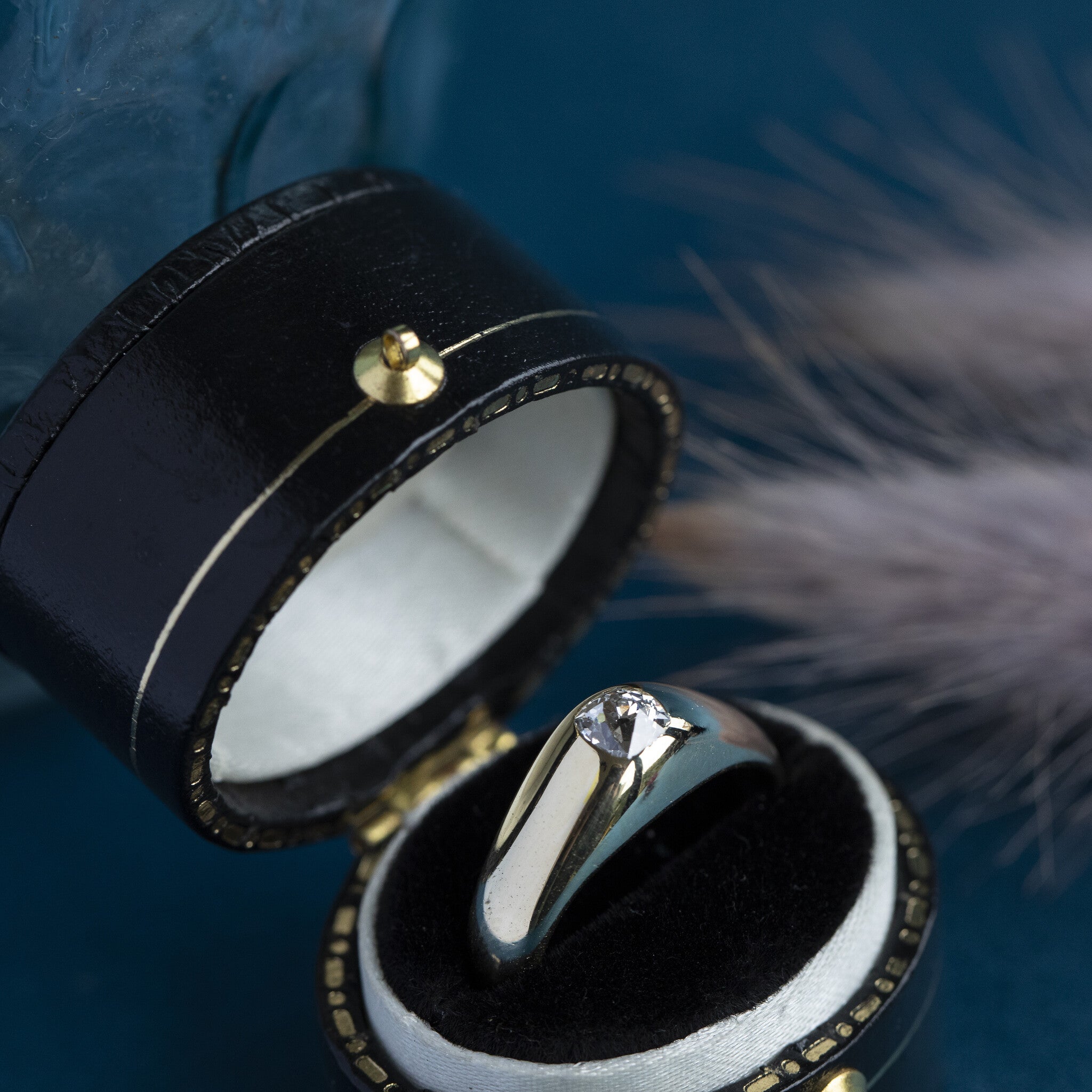 14 kt gold ring with a diamond