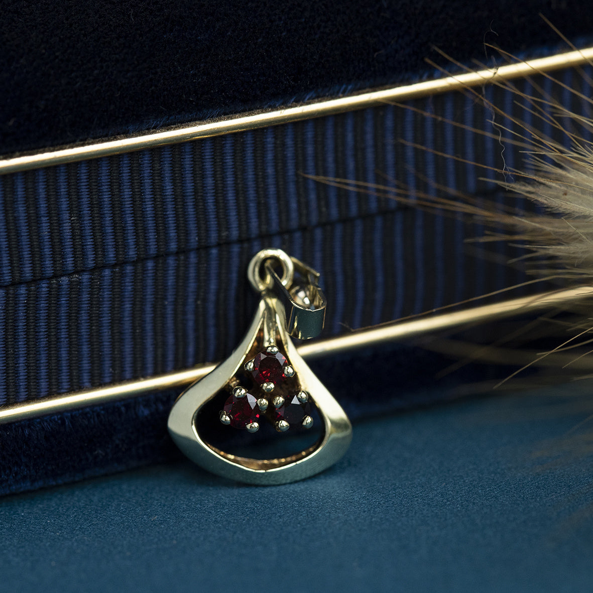 Gouden hanger met granaat 14 krt