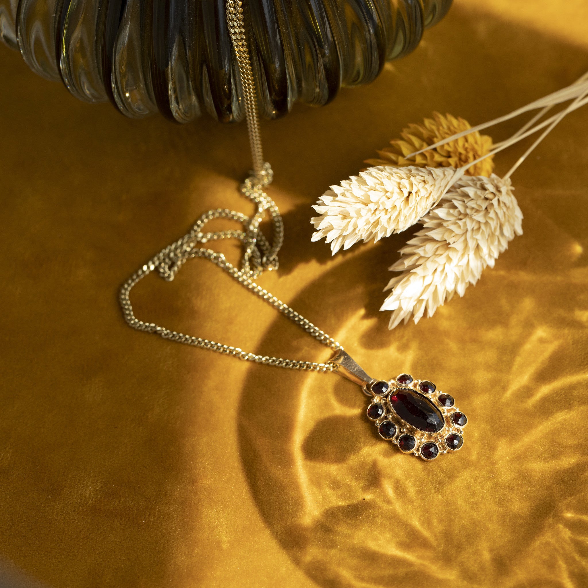Gold entourage pendant with garnet 14 ct