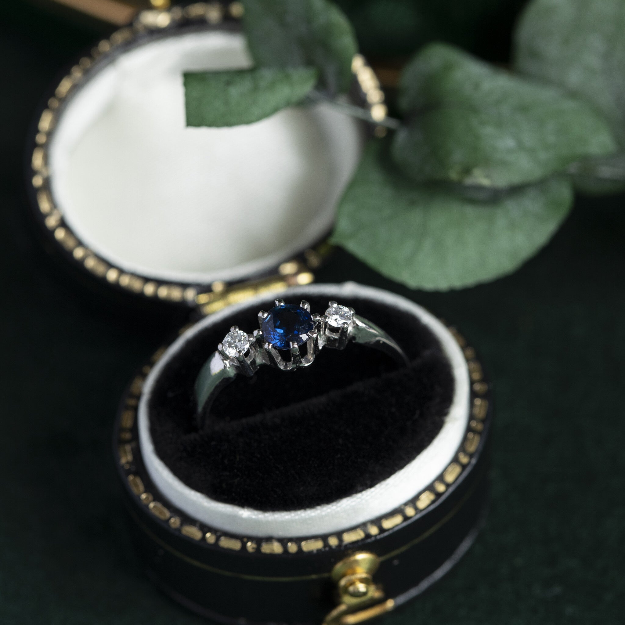 14 kt white gold ring with diamond and sapphire