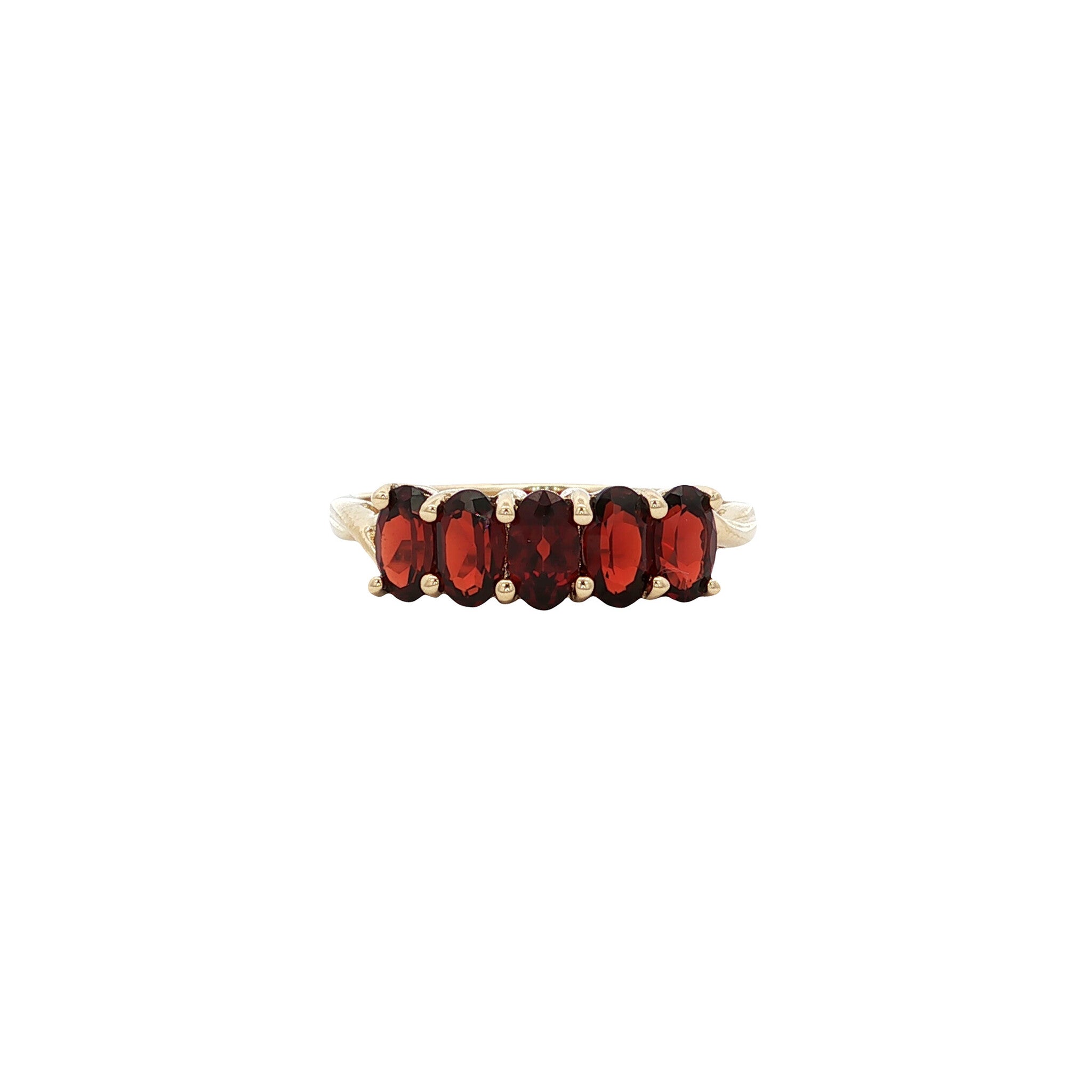 Ring with garnet 9 kt
