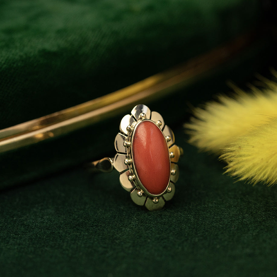 Gold ring with blood coral 14 kt